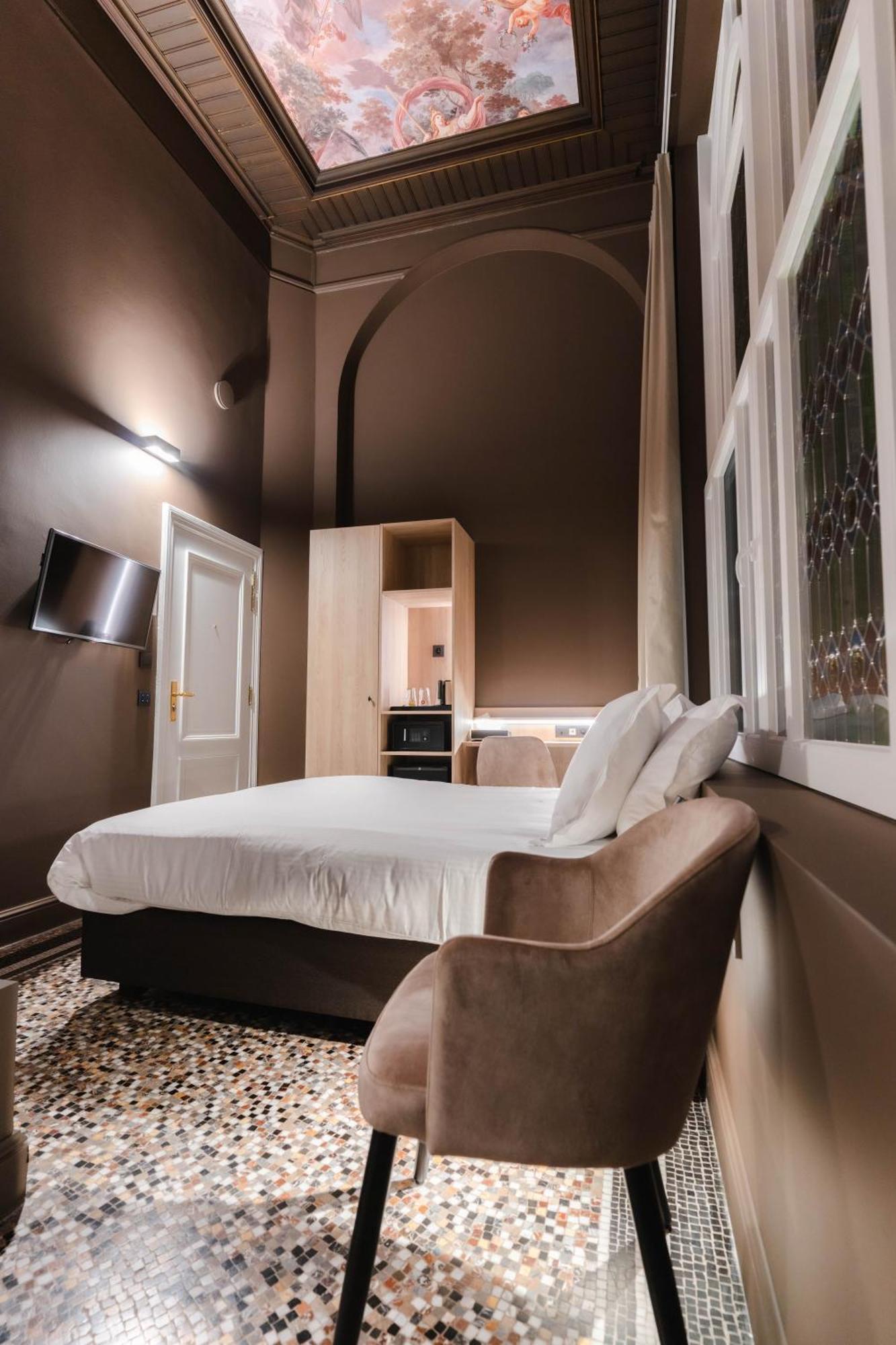 Cosy double open bathroom