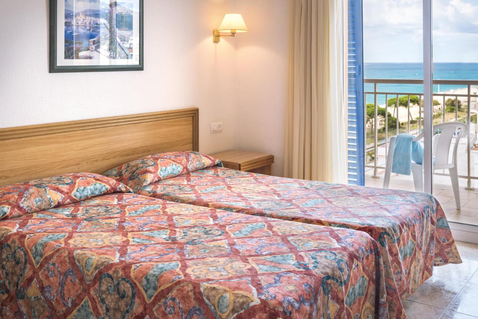 Chambre Quadruple - Vue Latérale sur la Mer (2 Adultes + 2 Enfants)