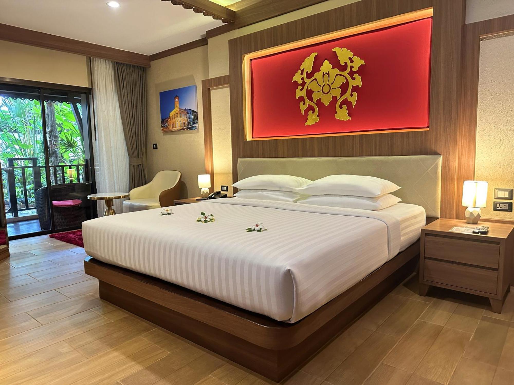 Habitación con cama grande y vistas al jardín