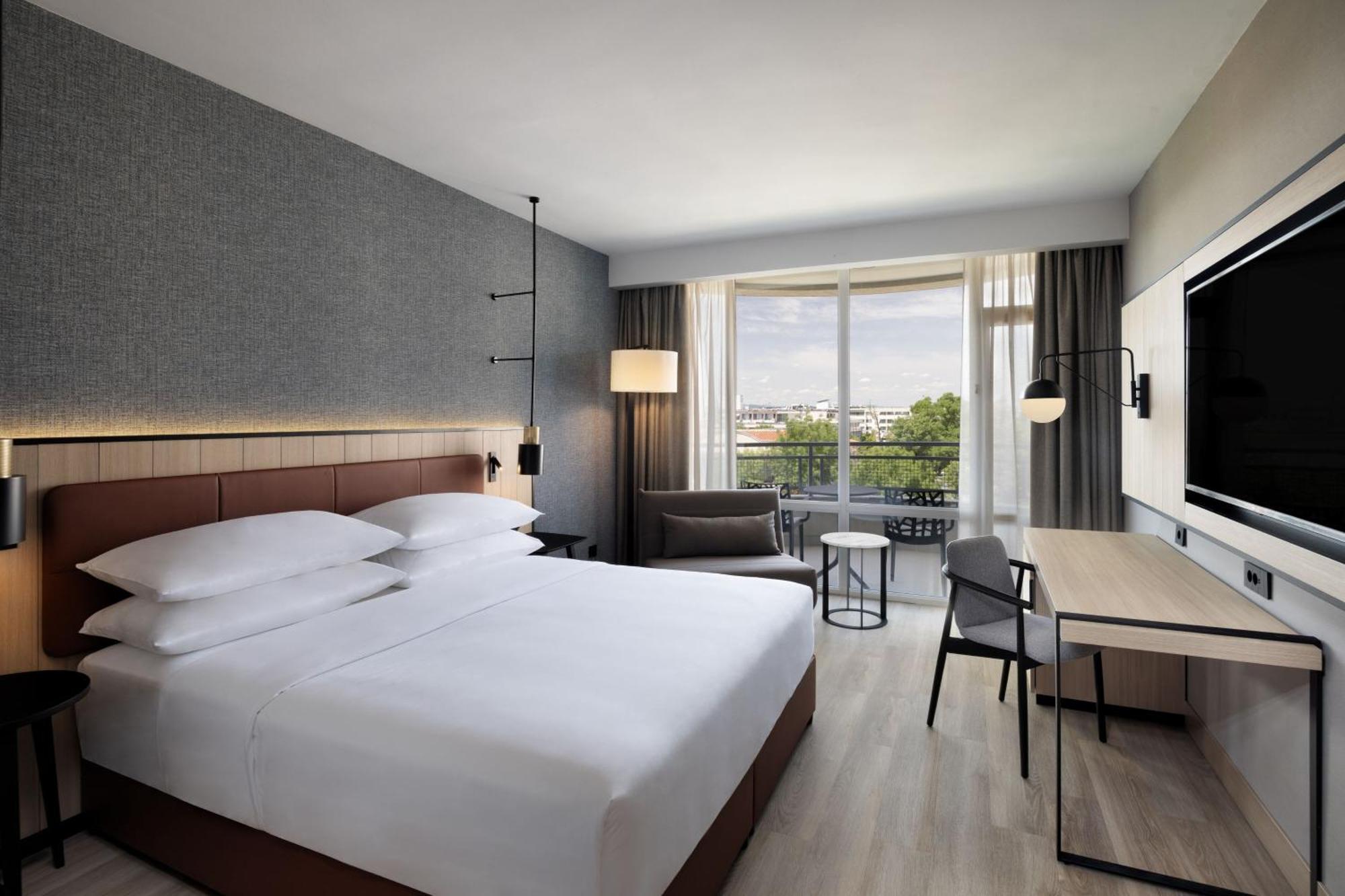 Deluxe King Room with Fold-out Chair and City View - Free Beach Access