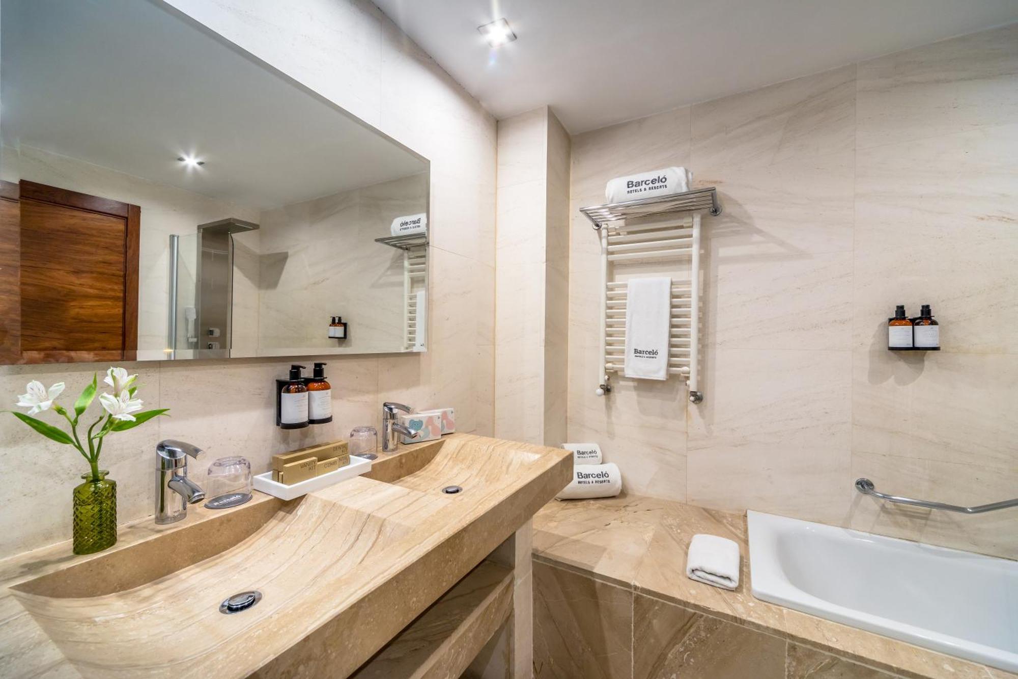 Deluxe Room with a View,1613412591:JPEG