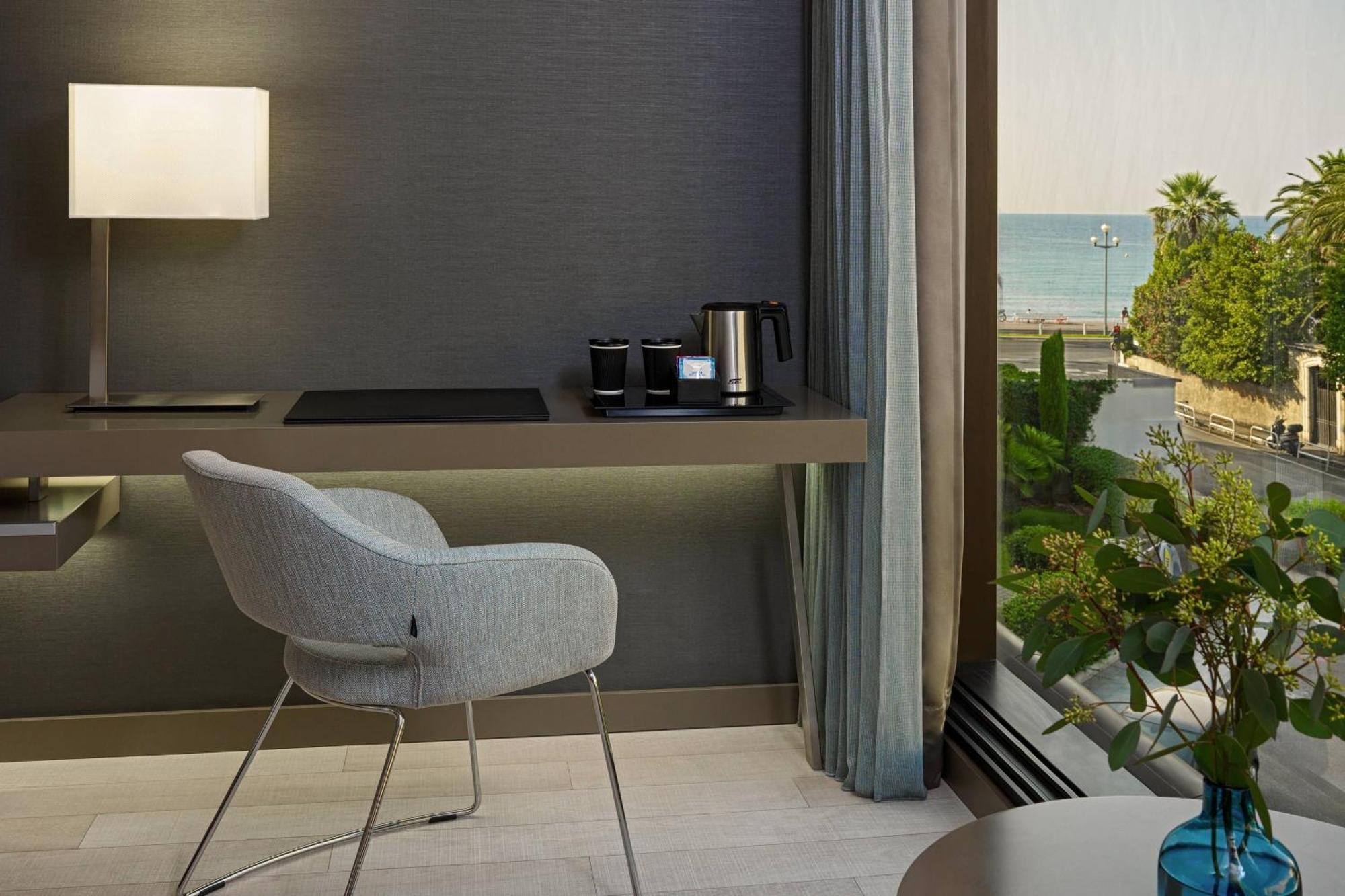 Deluxe King Room Partial Sea View