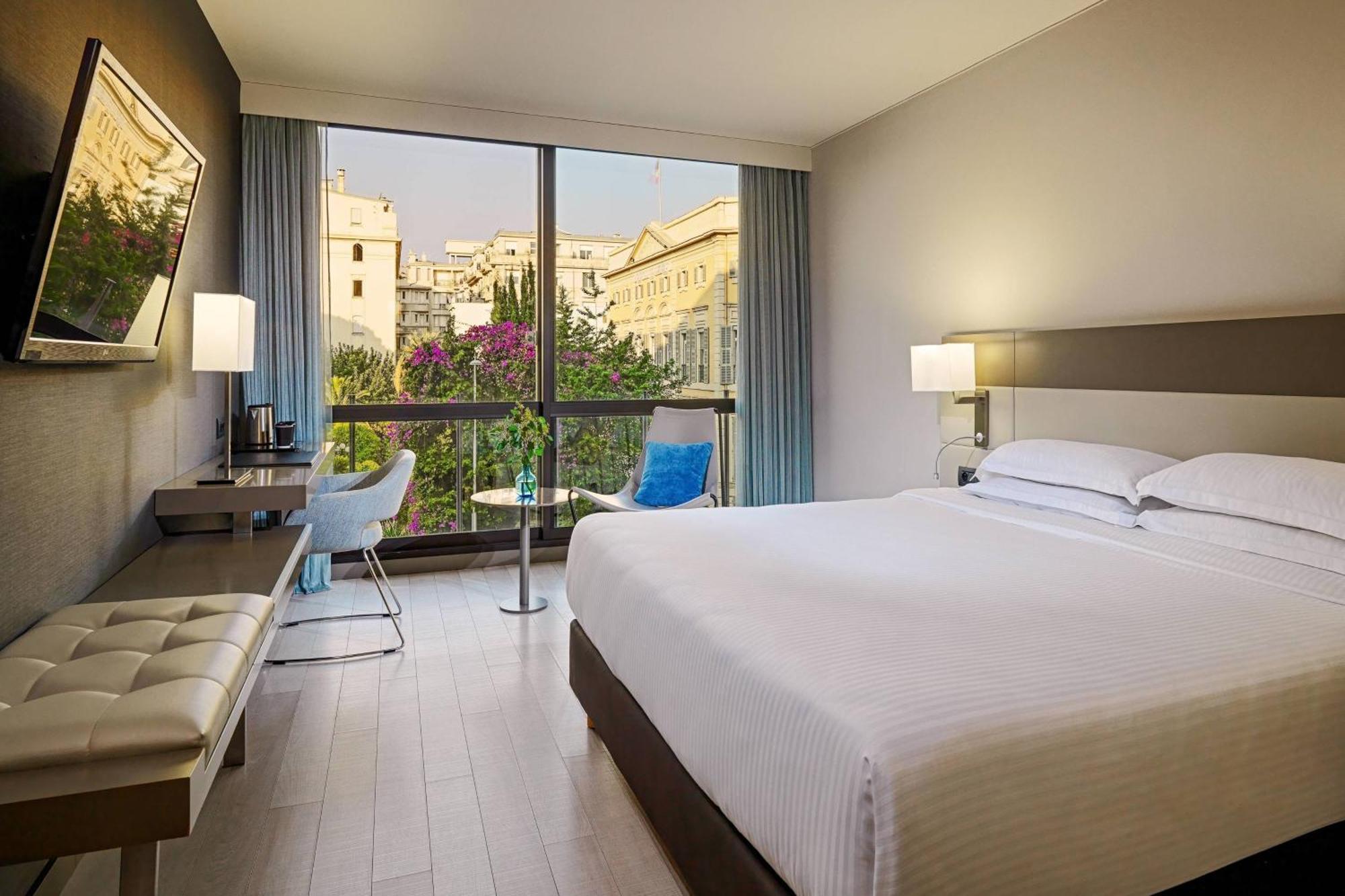 Superior King Room Garden View