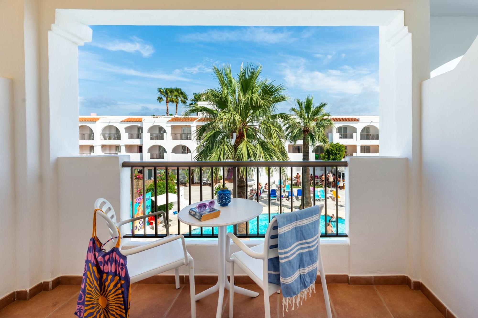 Zweibettzimmer mit Poolblick