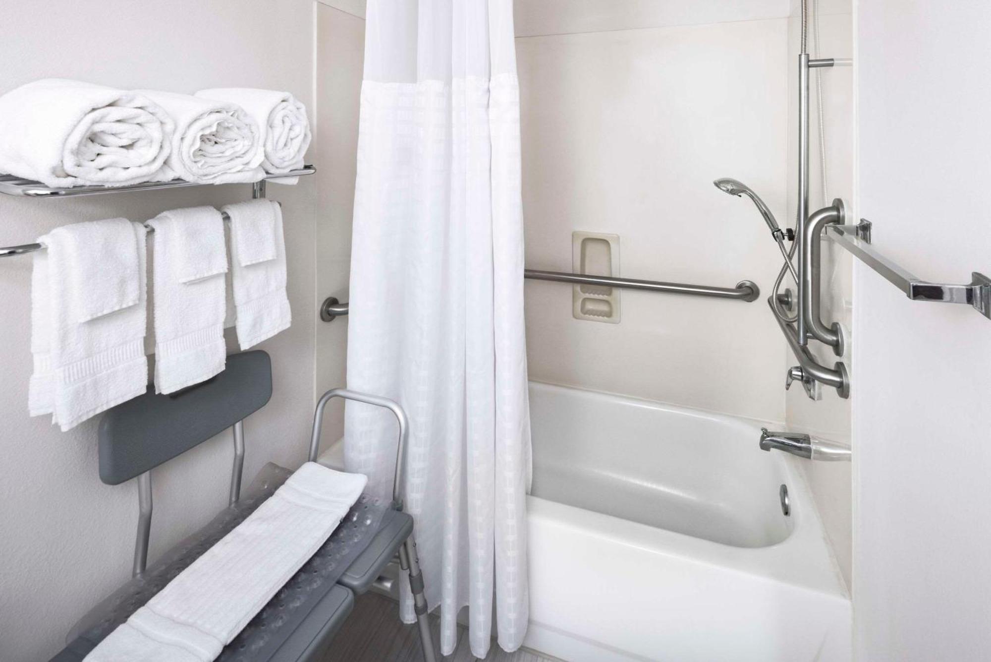 King Room - Accessible With Roll In Shower/Non Smoking
