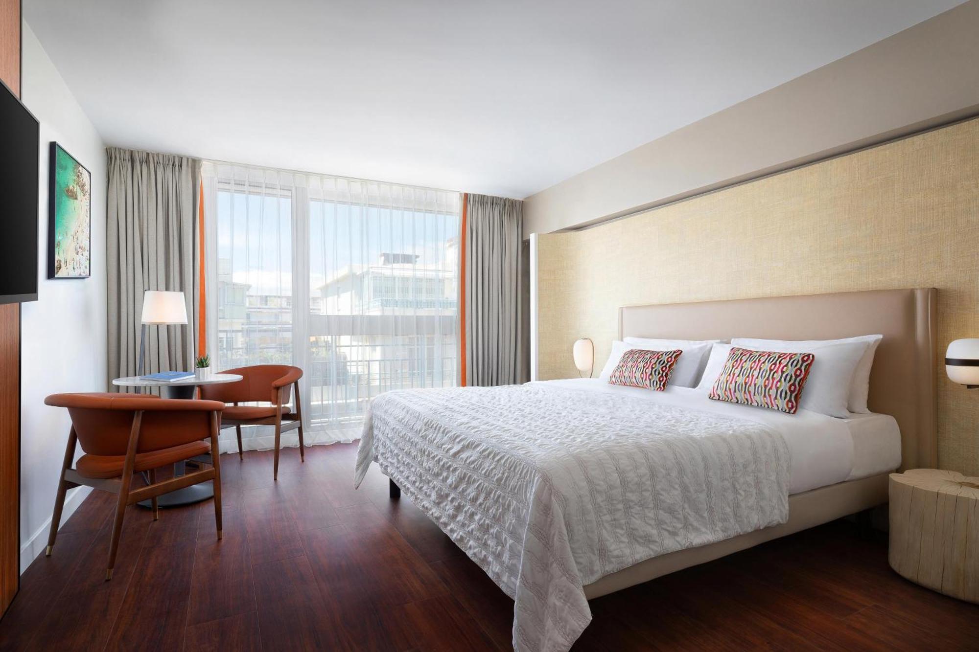 Deluxe room City view King bed