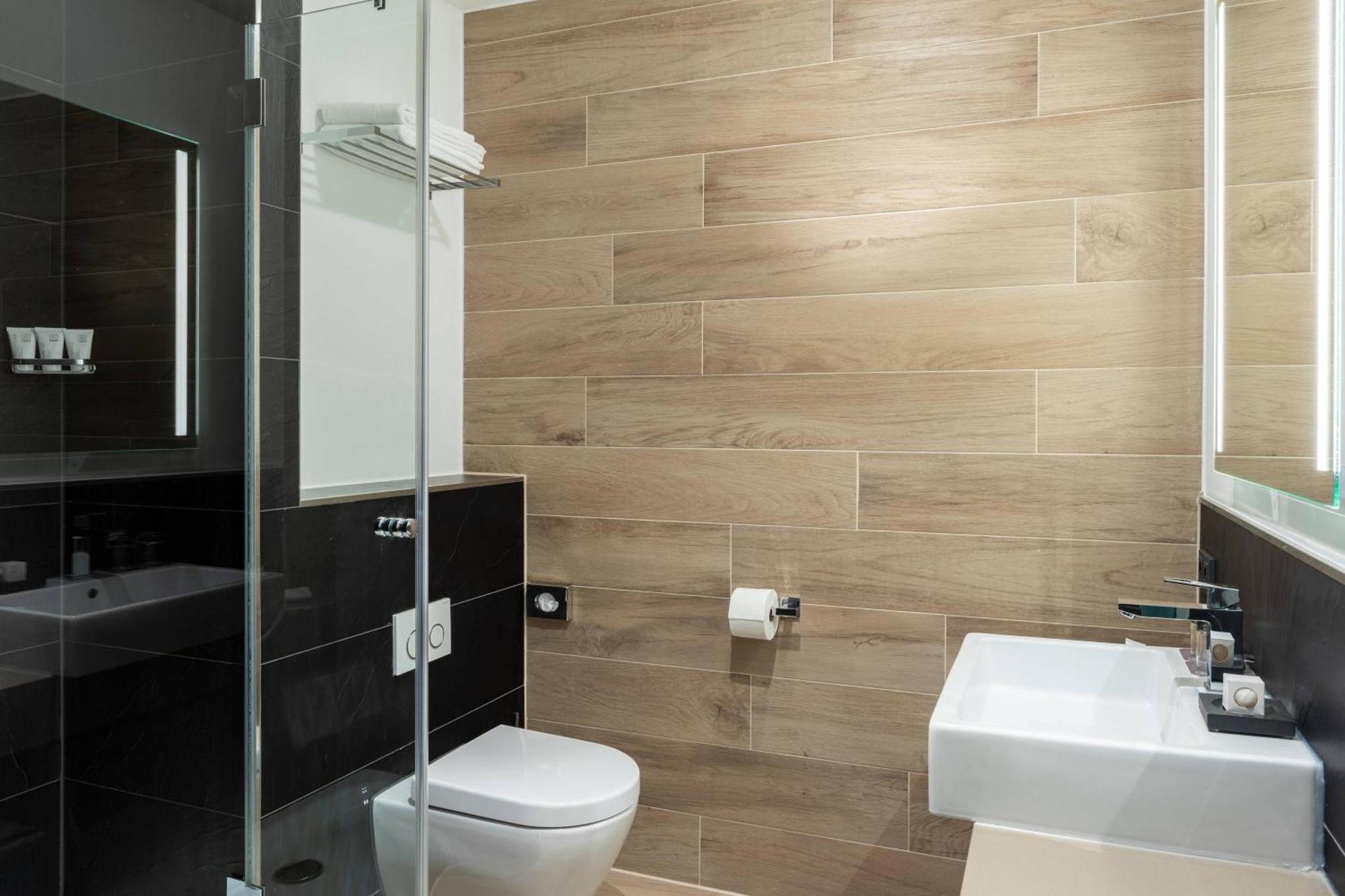 Quarto Superior com 2 Camas de Solteiro Vista da Cidade