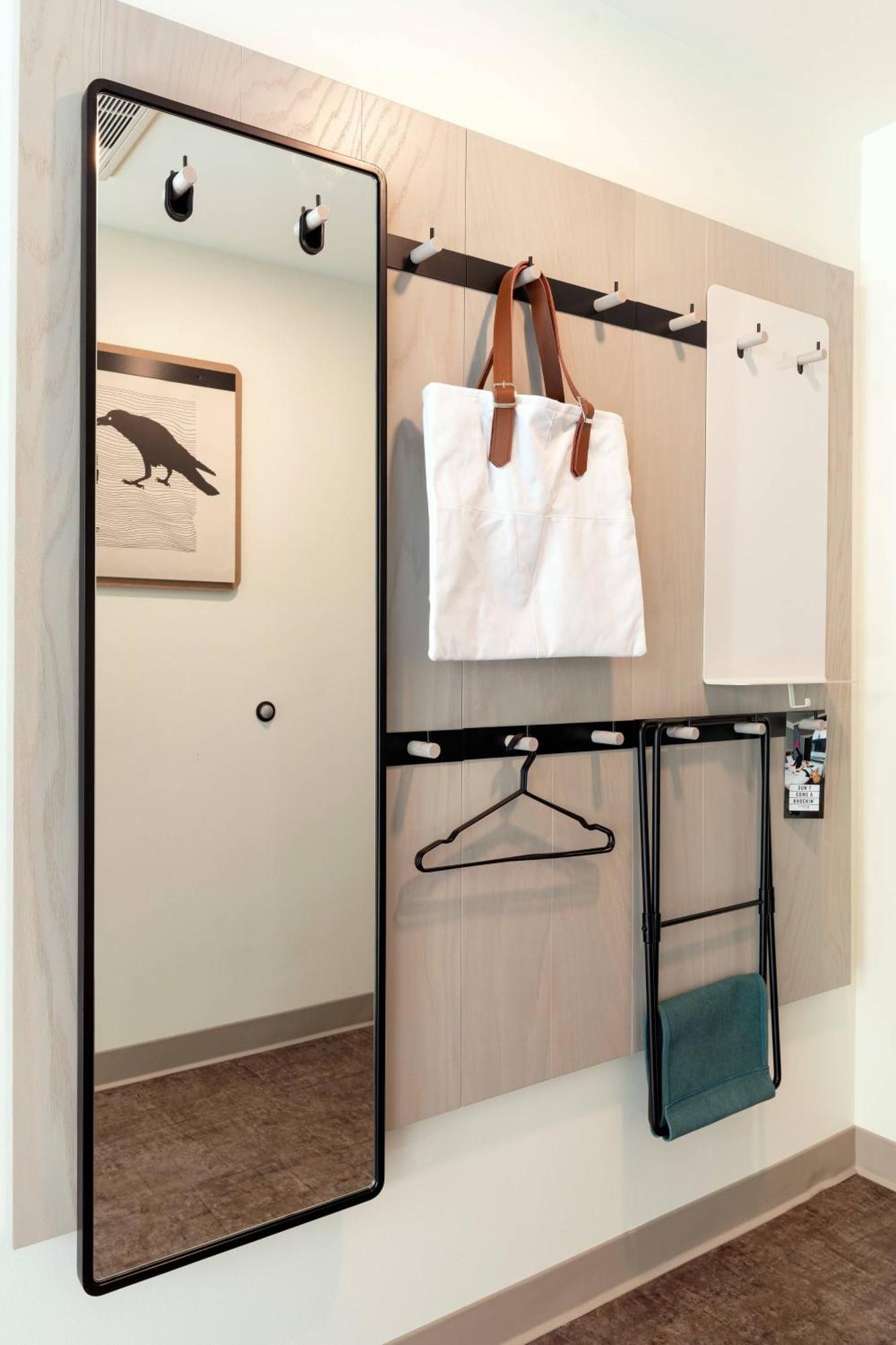 Guest room with 1 Queen, 1 Twin/Single Bed(s),1633729394:JPEG