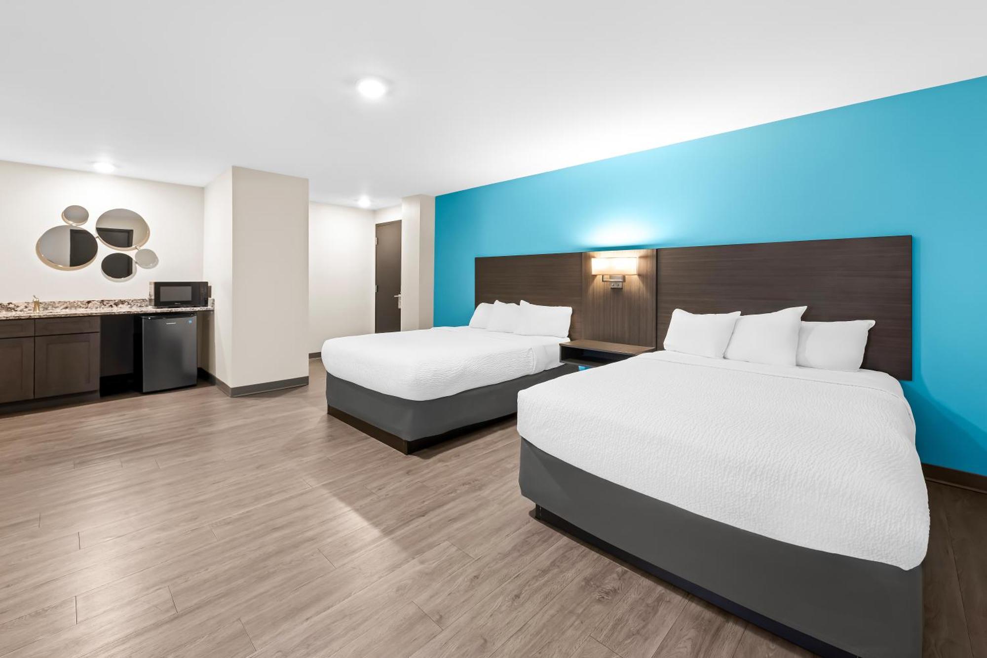 Deluxe Queen Room with Two Queen Beds - No Pets/Non-Smoking