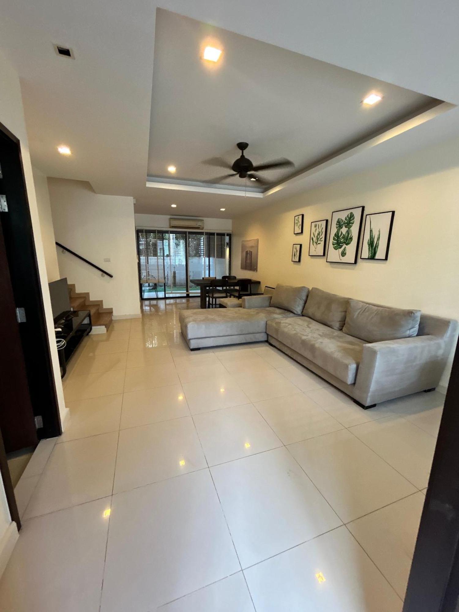 Quarto Pequeno com Banheiro Compartilhado