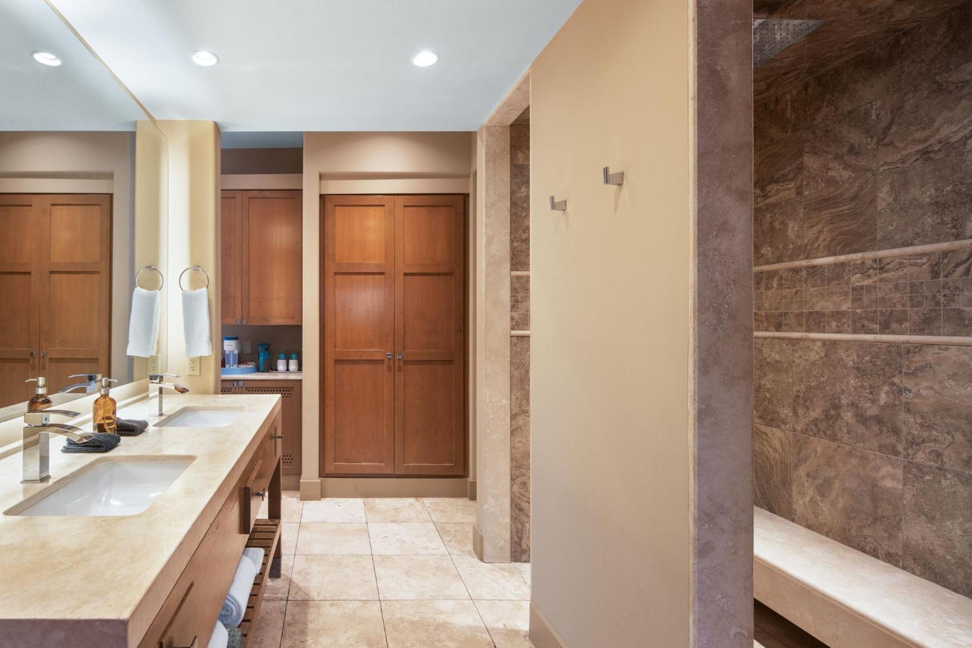 King Suite Spa Bath