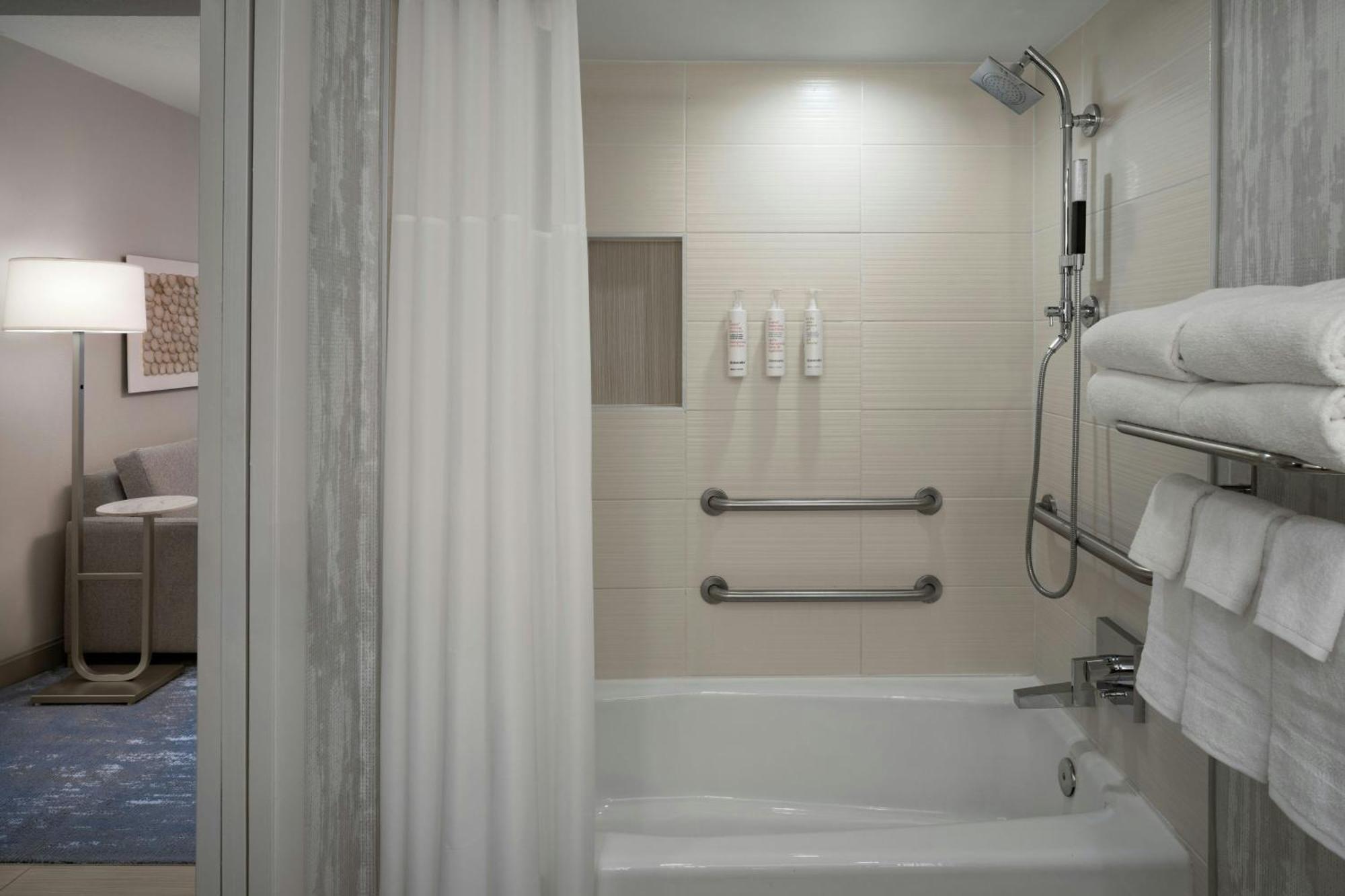 One-Bedroom King Suite with Waterfront View and Adapted Tub - Mobility Accessible
