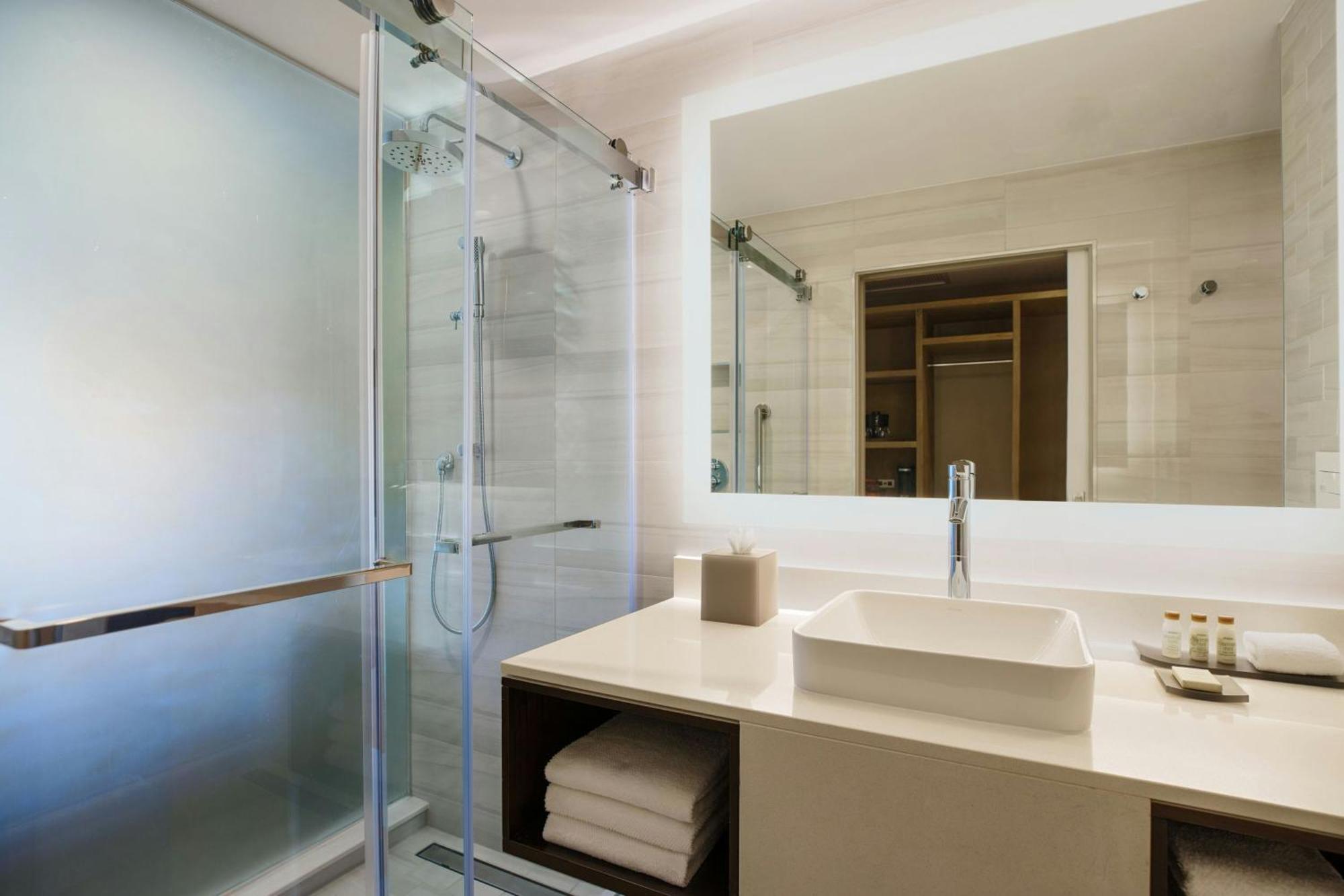 King Guest Room,1643222919:JPEG