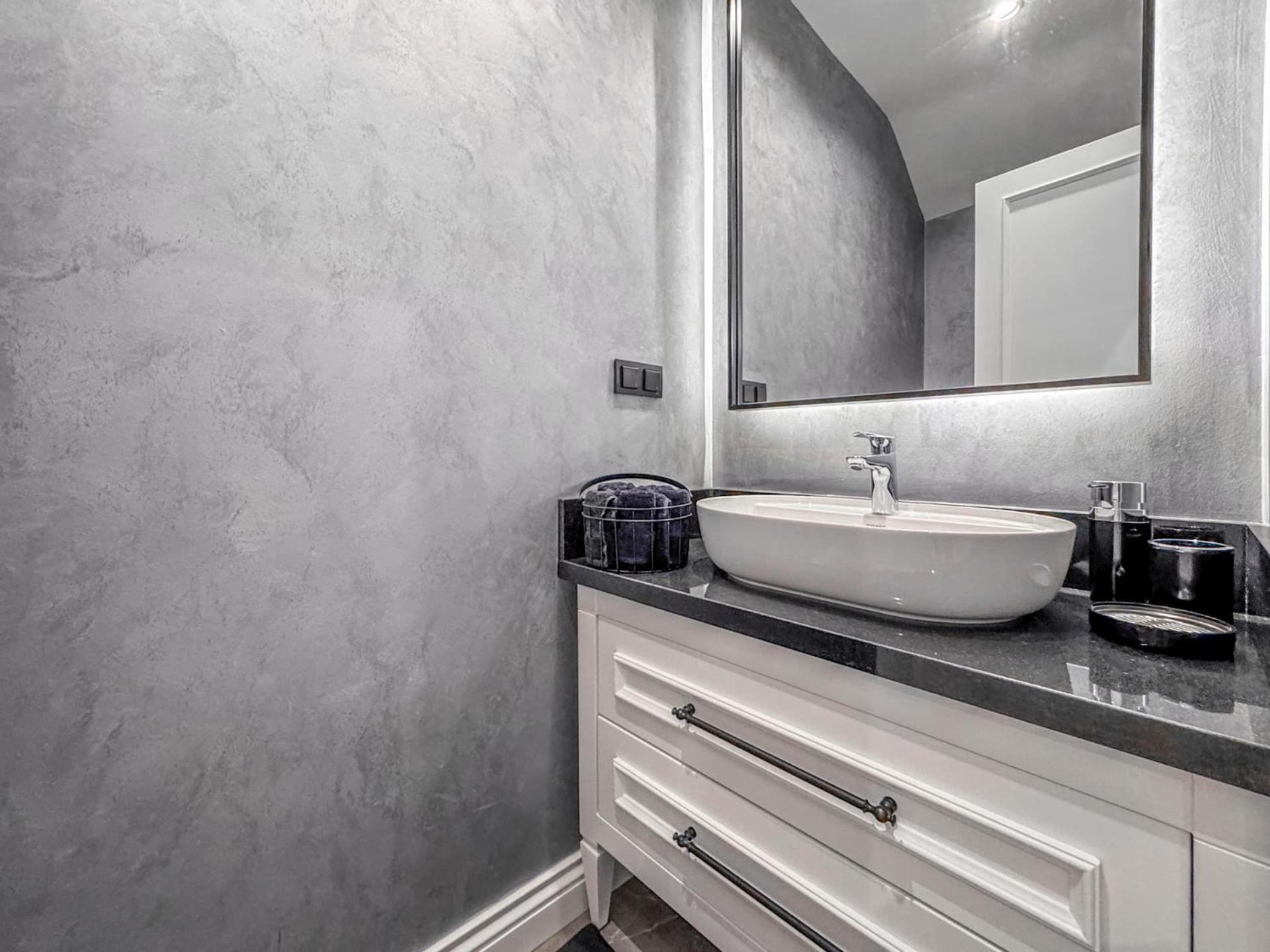 One-Bedroom Deluxe Apartment