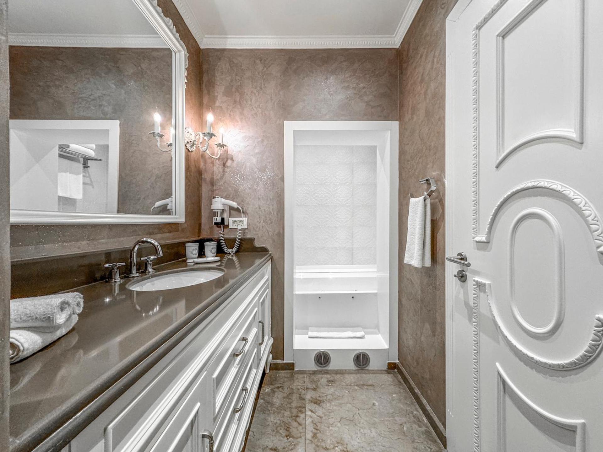 Private Suite with Spa Bath