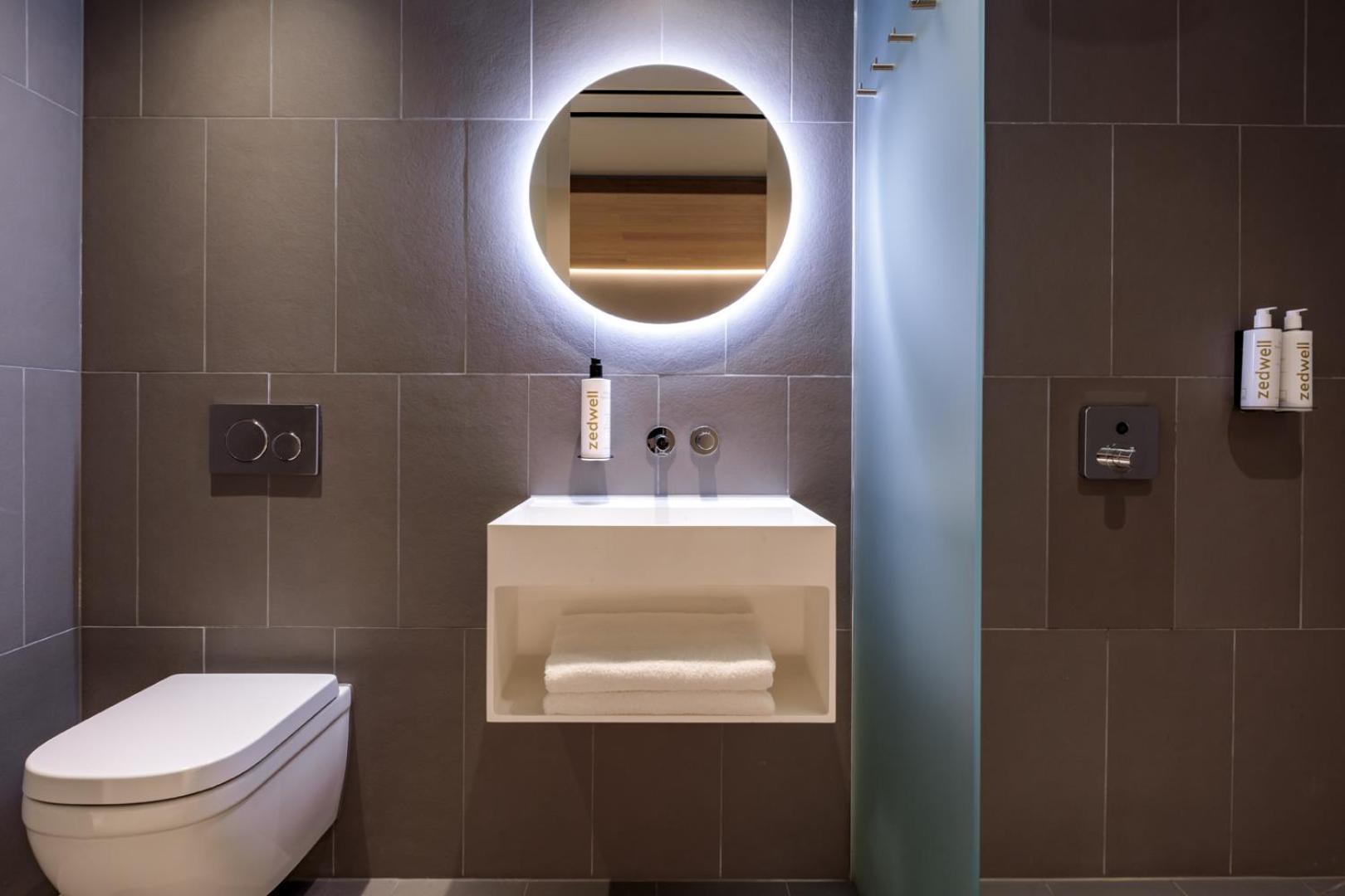 Cocoon 2 - Windowless by Design,1650031728:JPEG