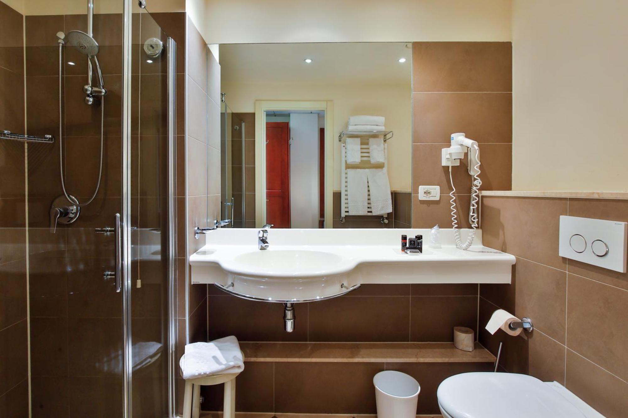 Camera Comfort Matrimoniale/Doppia con Letti Singoli