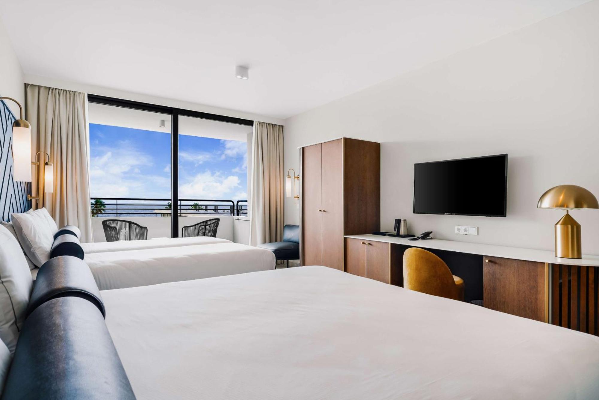 King Guest Room Two Single Beds Ocean View