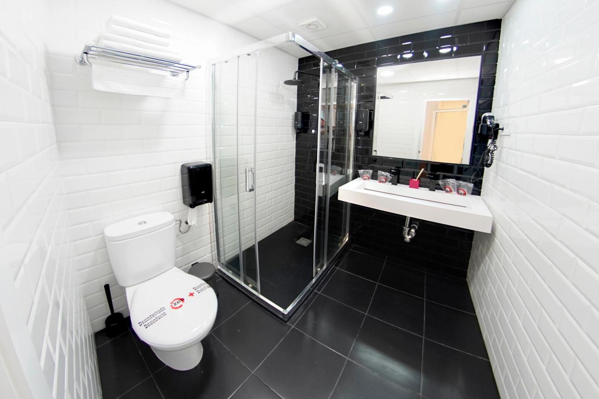 Habitación Cuádruple con servicio gratuito de enlace con el aeropuerto