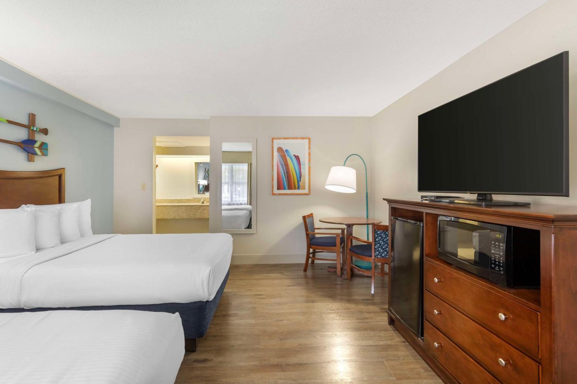 Zimmer mit 2 Queensize-Betten – Innenhof