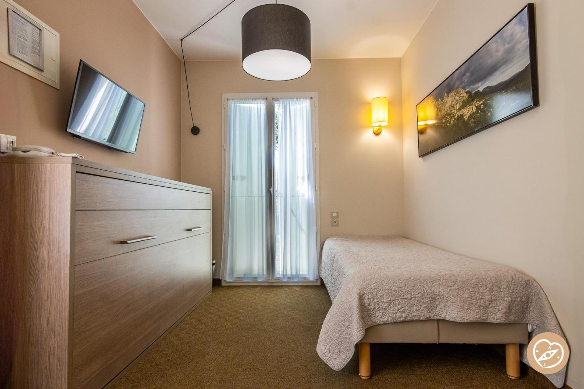Dreibettzimmer mit Gartenblick