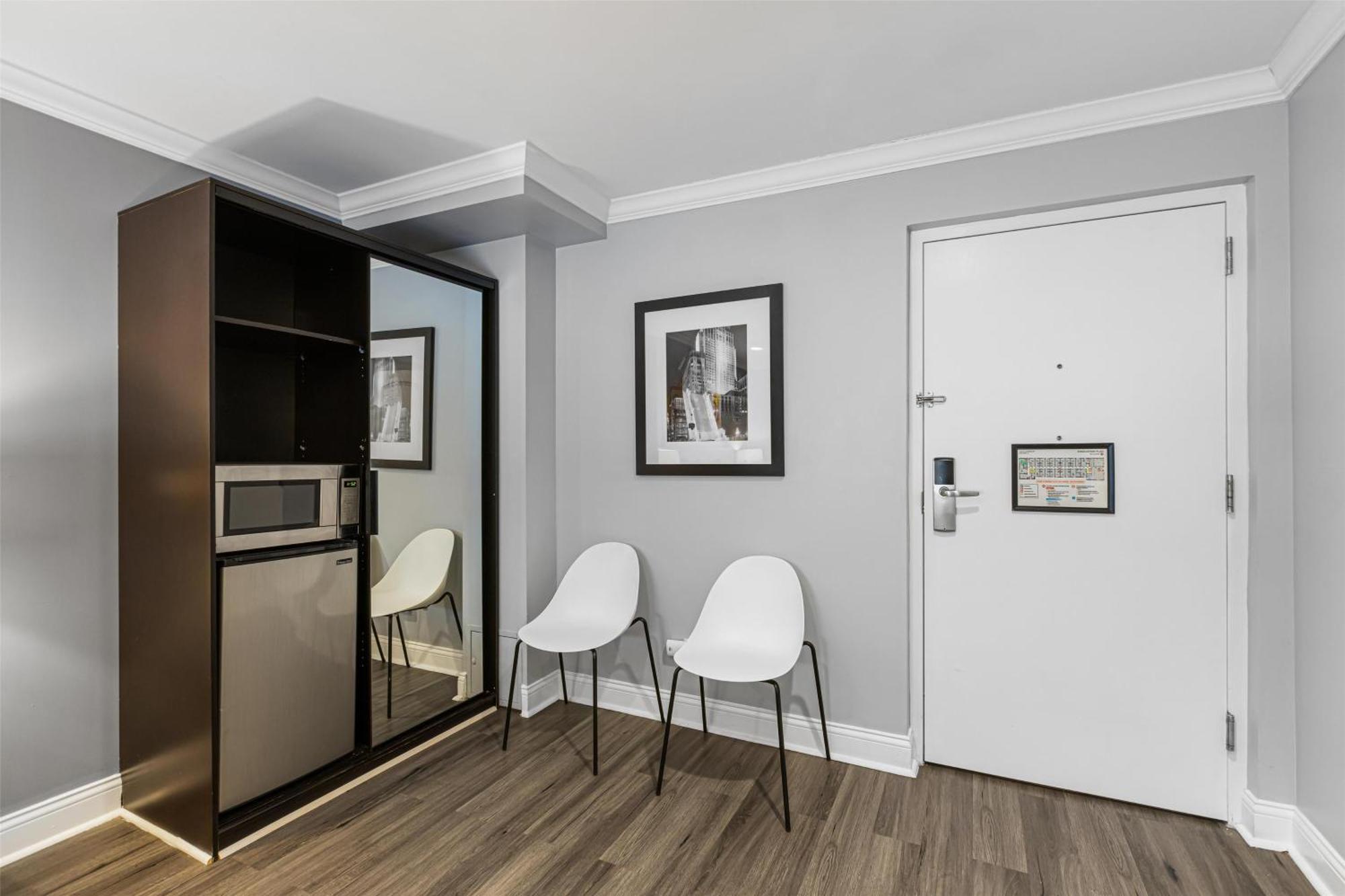 King Room with Roll-in Shower - Disability Access/Non-Smoking