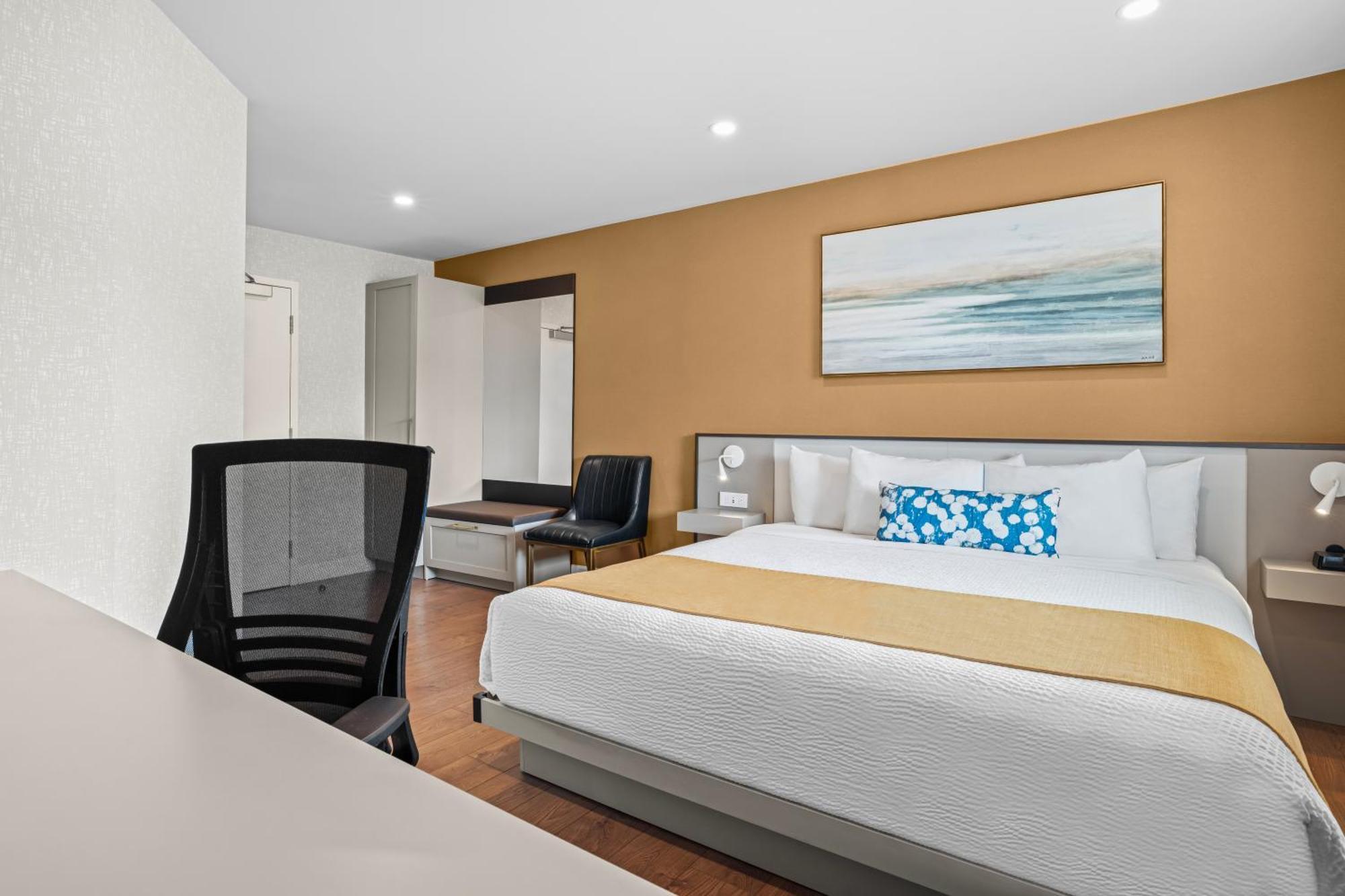 Chambre avec 1 Lit King-Size, 1 Lit Queen-Size Escamotable et Balcon - Non-Fumeurs