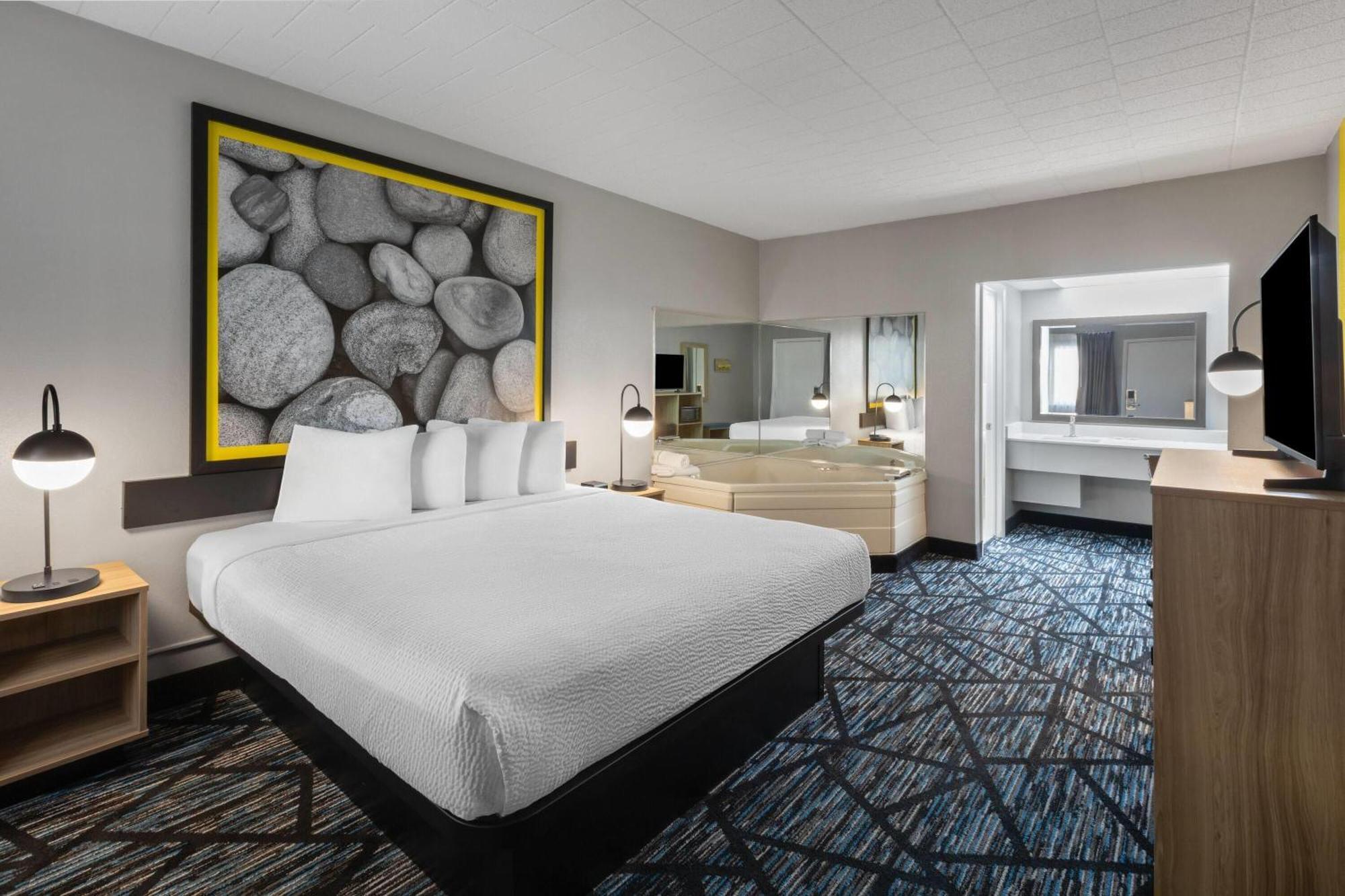 Deluxe King Room with Jetted Tub - Non-Smoking,1699053770:JPEG