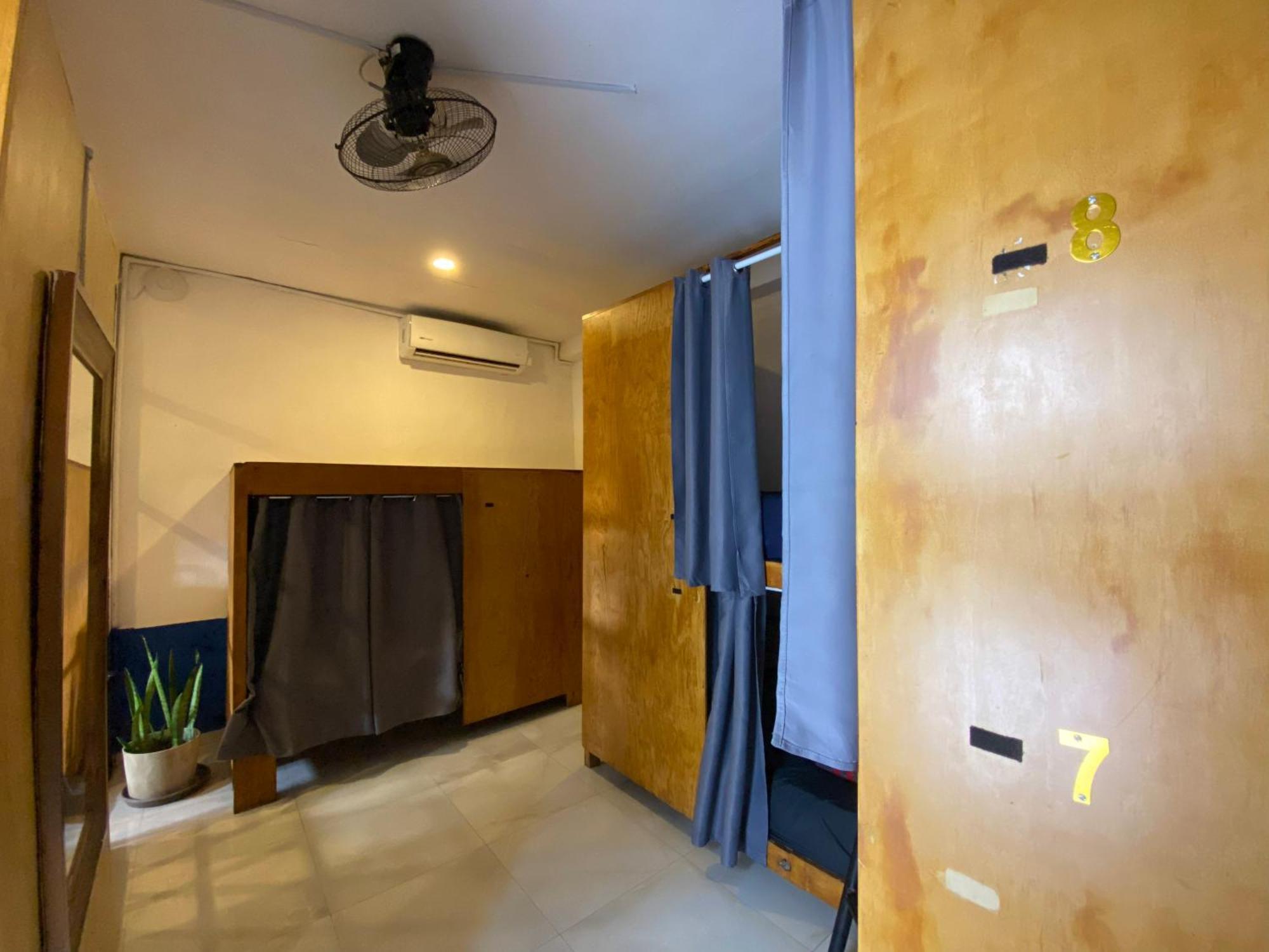 Single Bed 11-Bed Mixed Dormitory Room
