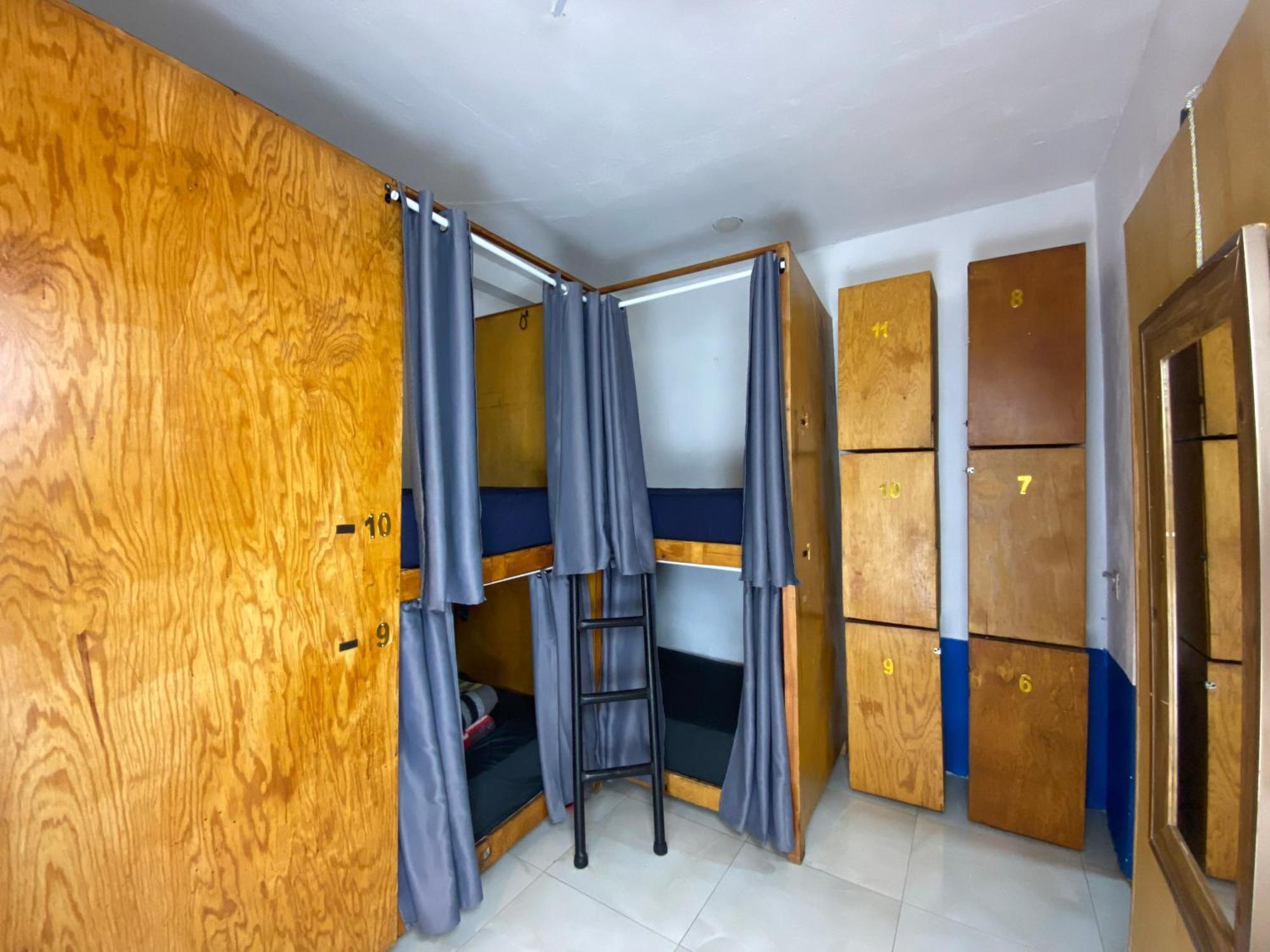 Single Bed 11-Bed Mixed Dormitory Room