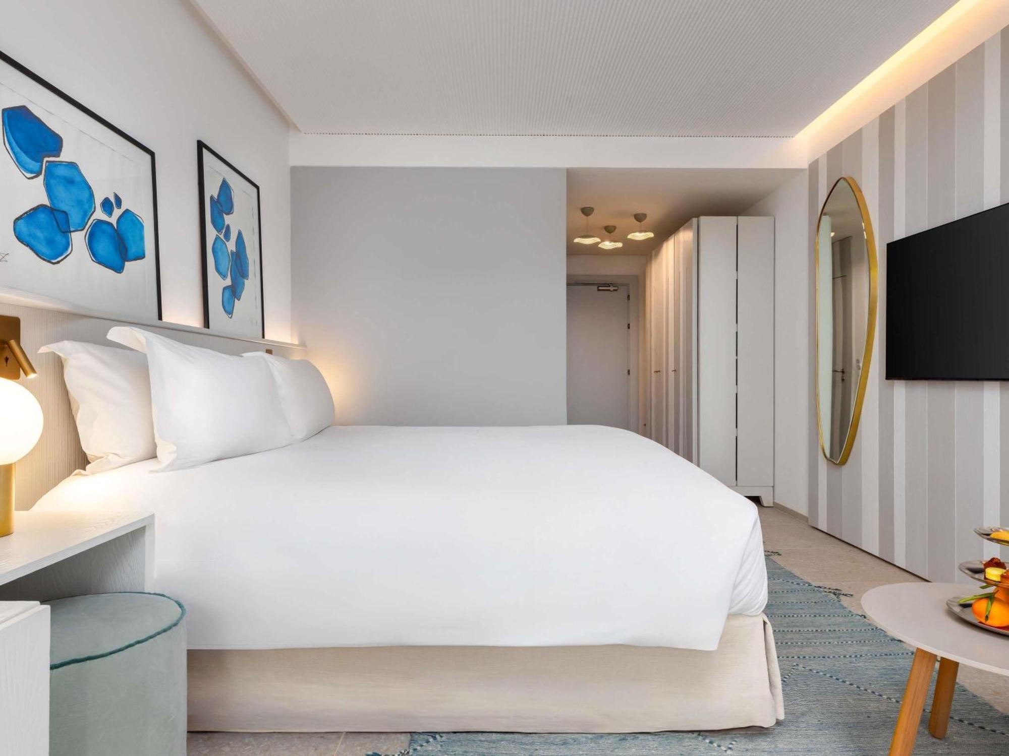 Superior Zimmer mit Queensize-Bett und Pool- und Meerblick