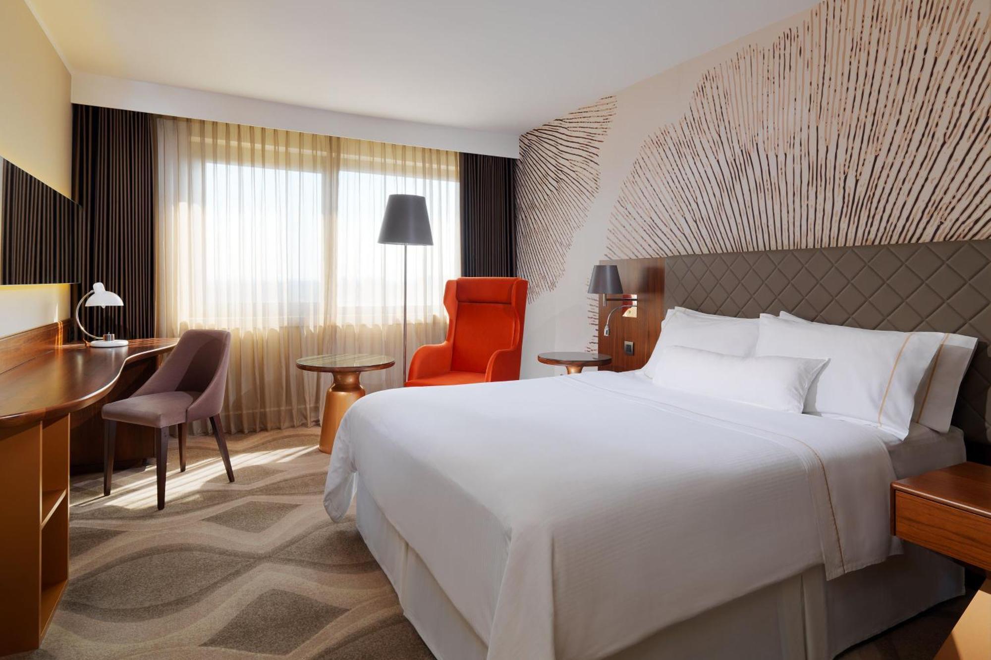 Deluxe Queen Non Smoking Guest room 1 Queen City view