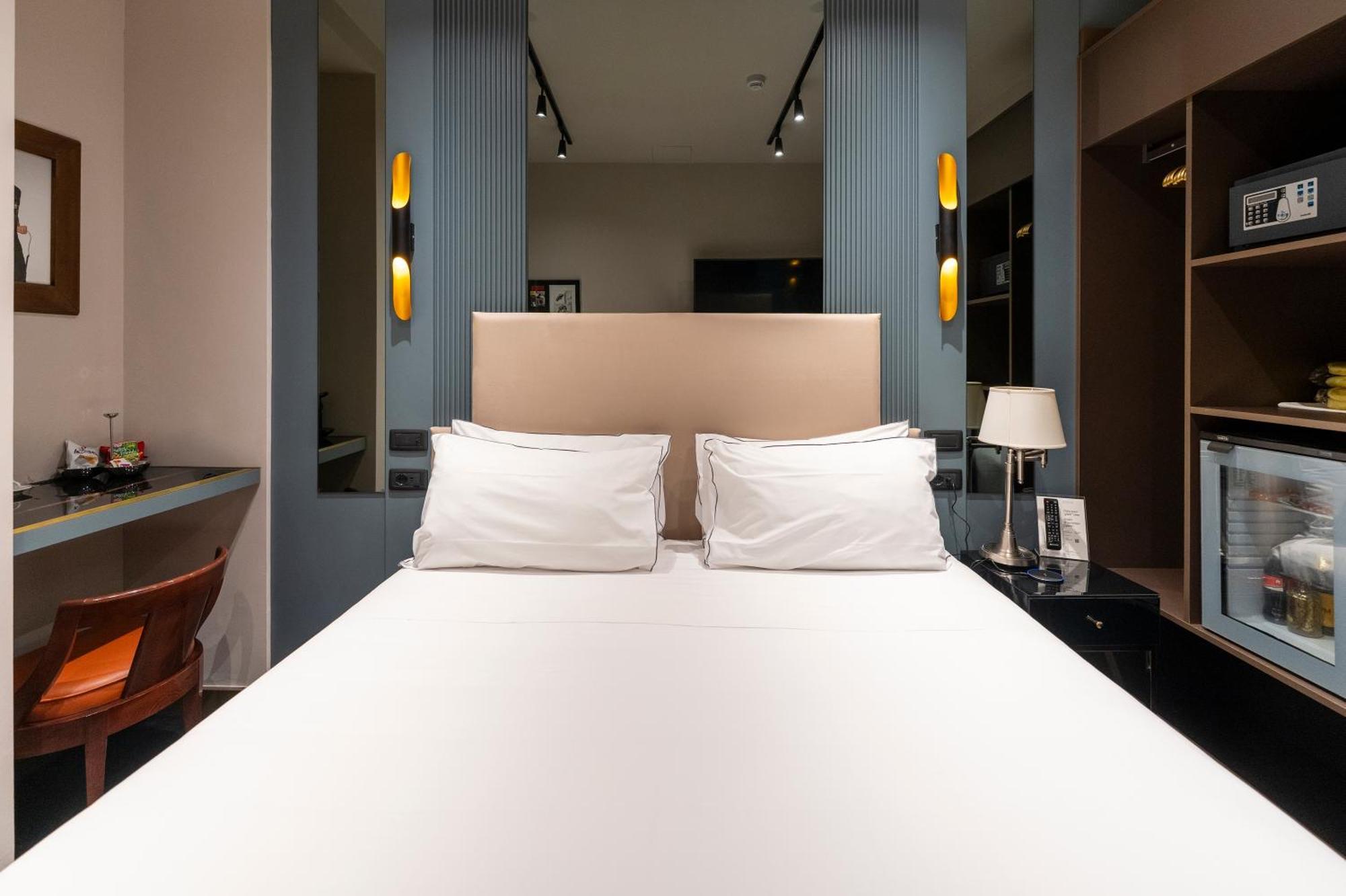 Standard King Room with King Bed - Non-Smoking,1706811641:JPEG