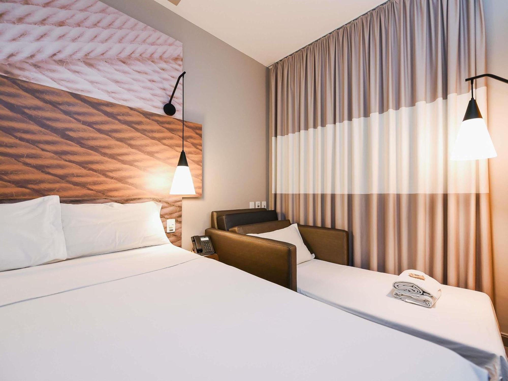 Quarto Standard com Cama de Casal e Sofá