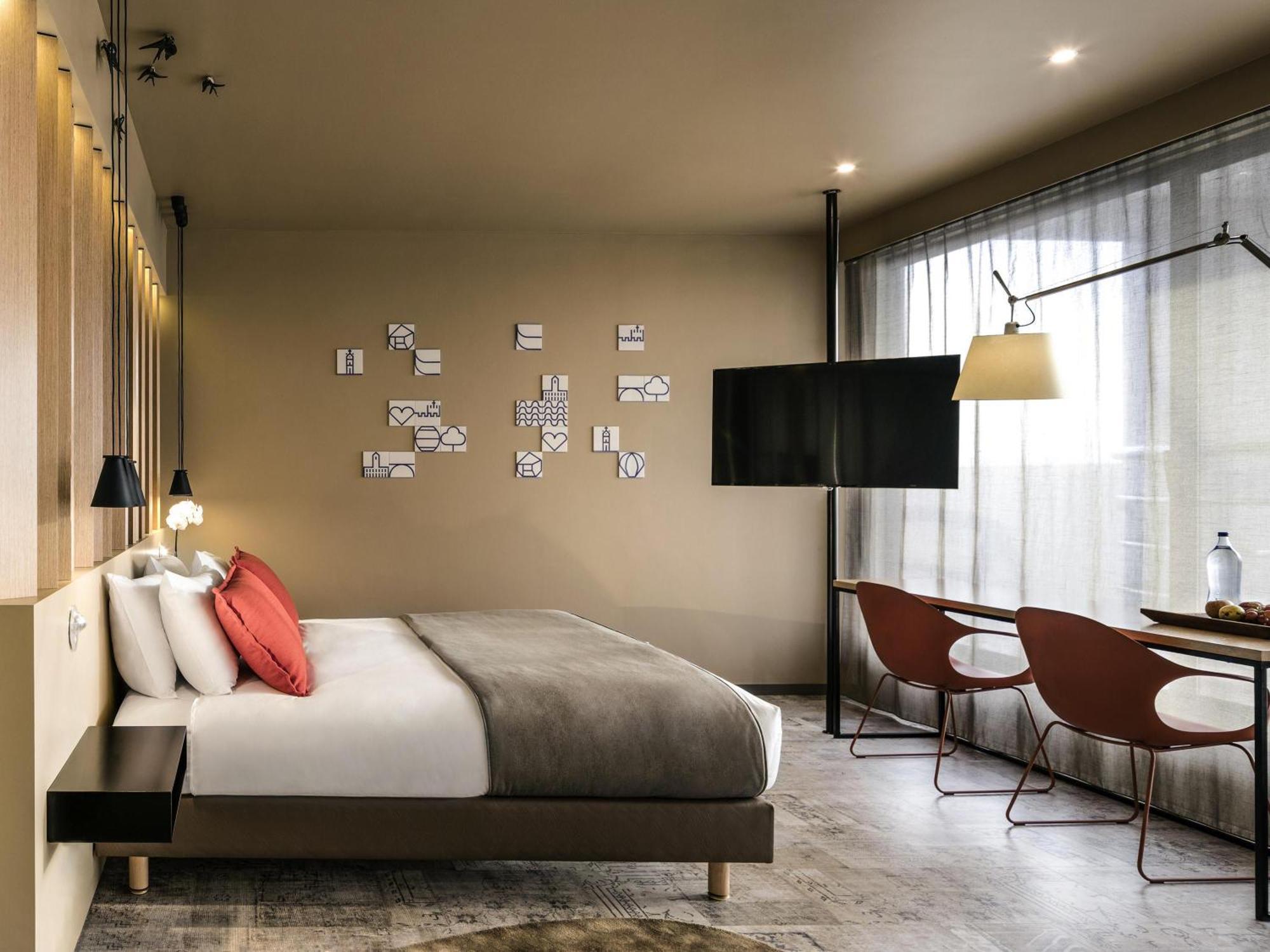 Suite con cama extragrande y vistas panorámicas