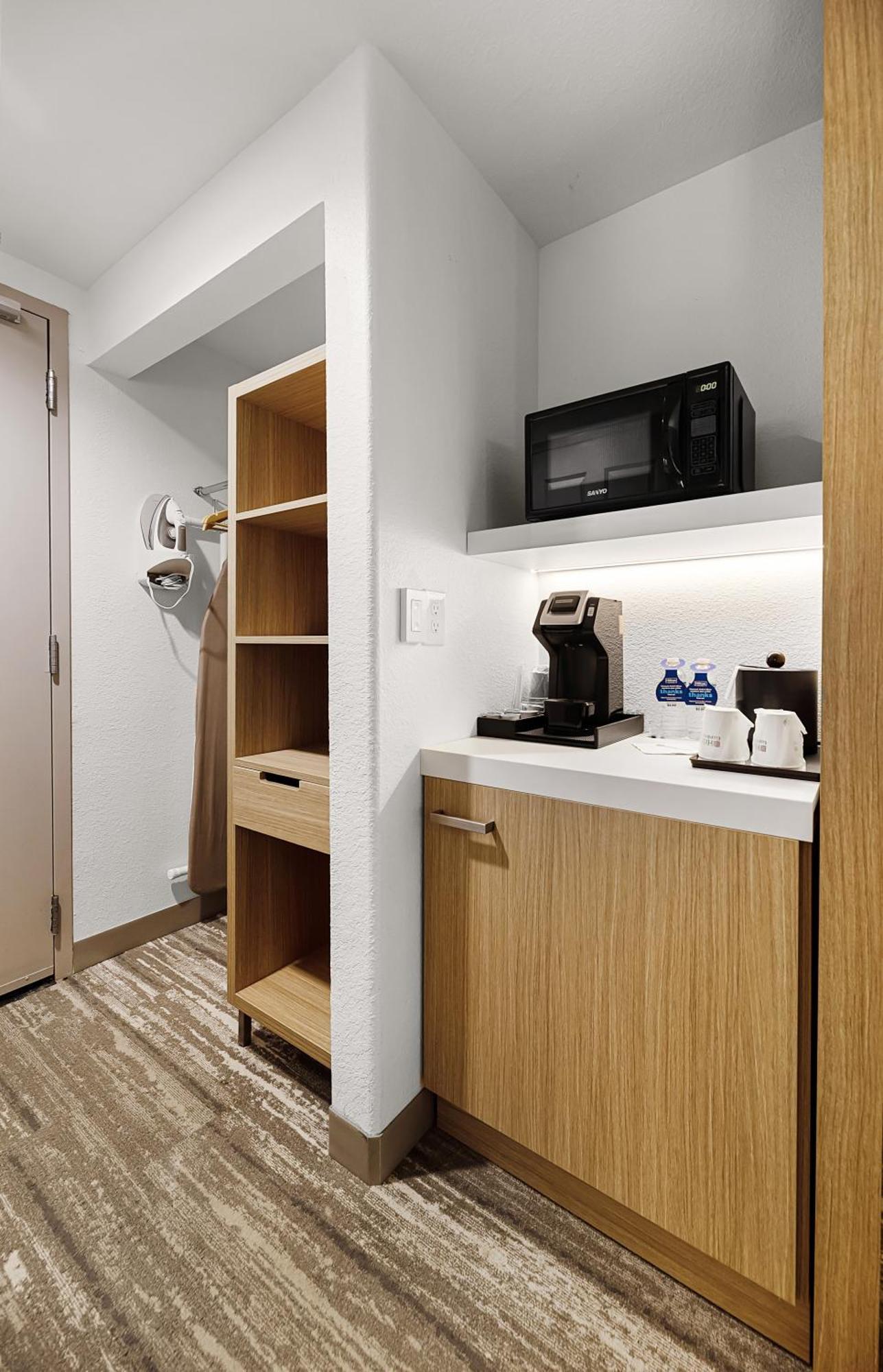 Junior Suite with Two Queen Beds and Sofa,1722921292:JPEG