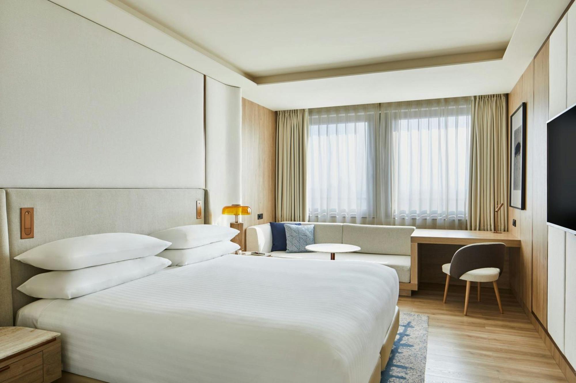 Superior King Room with City View