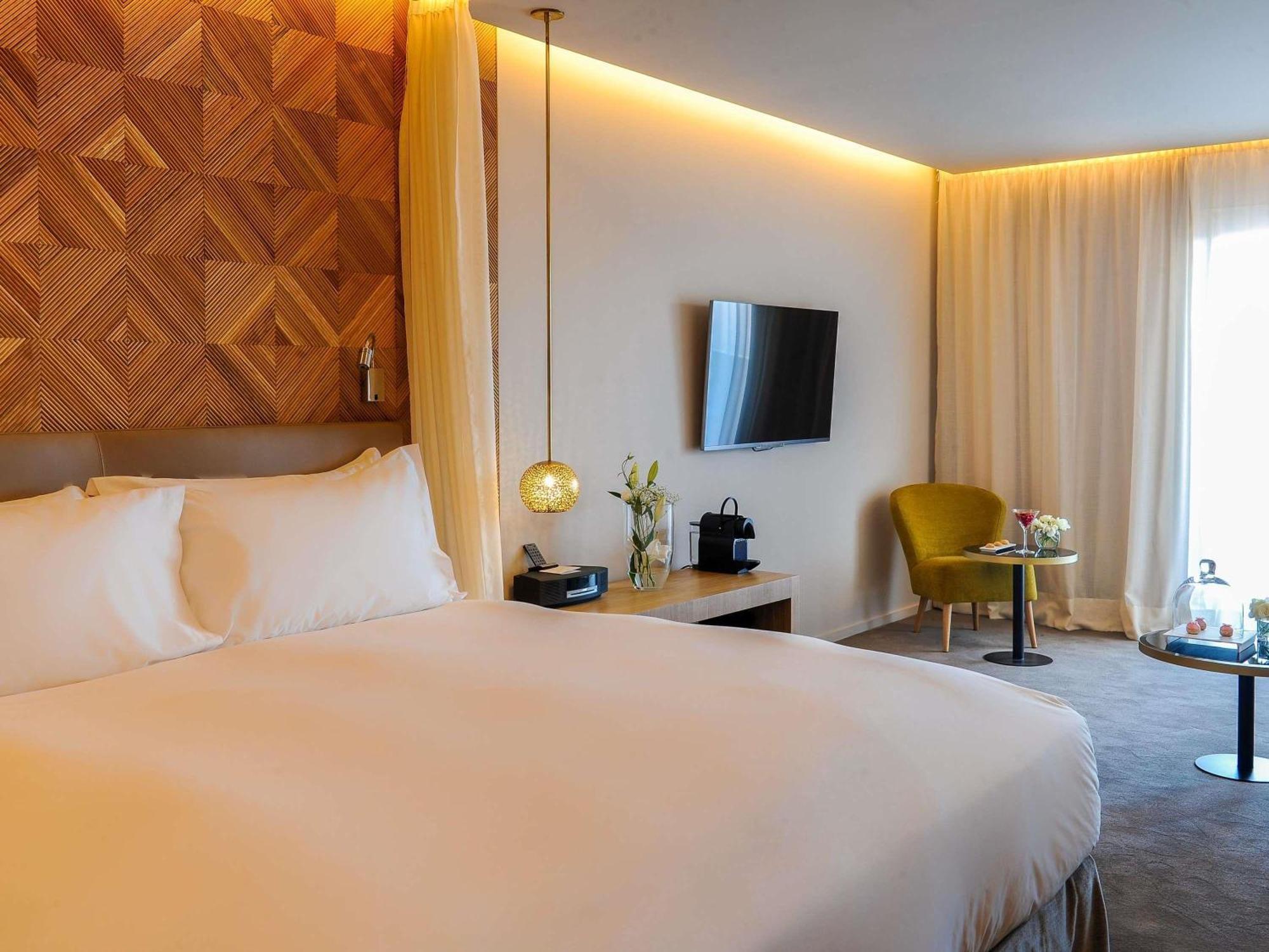 Contemporary Junior King Suite with Mountain and Pool View,1729994820:JPEG
