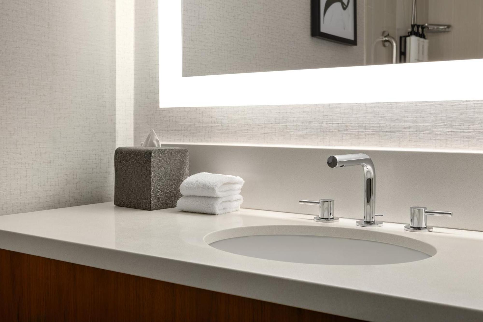 Junior King Suite with City View,1758307462:JPEG