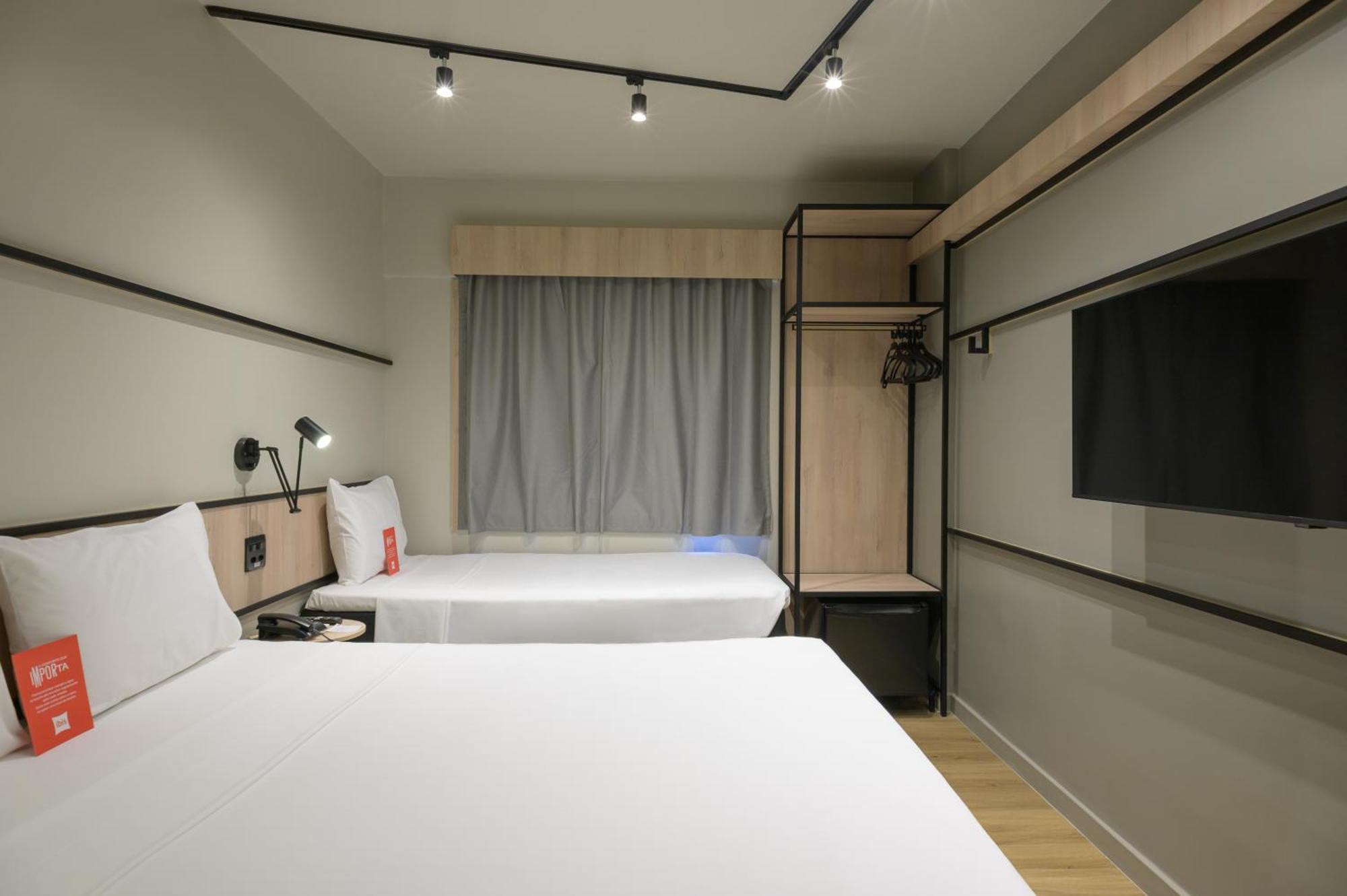 Quarto com 1 Cama de Casal e 1 de Solteiro