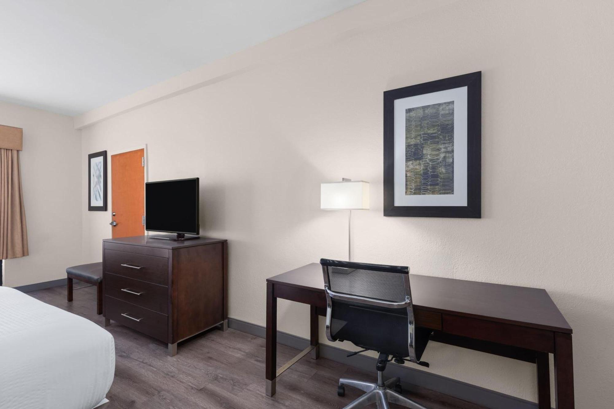 King Room with Bath Tub - Mobility Accessible/Non-Smoking,1756435410:JPEG