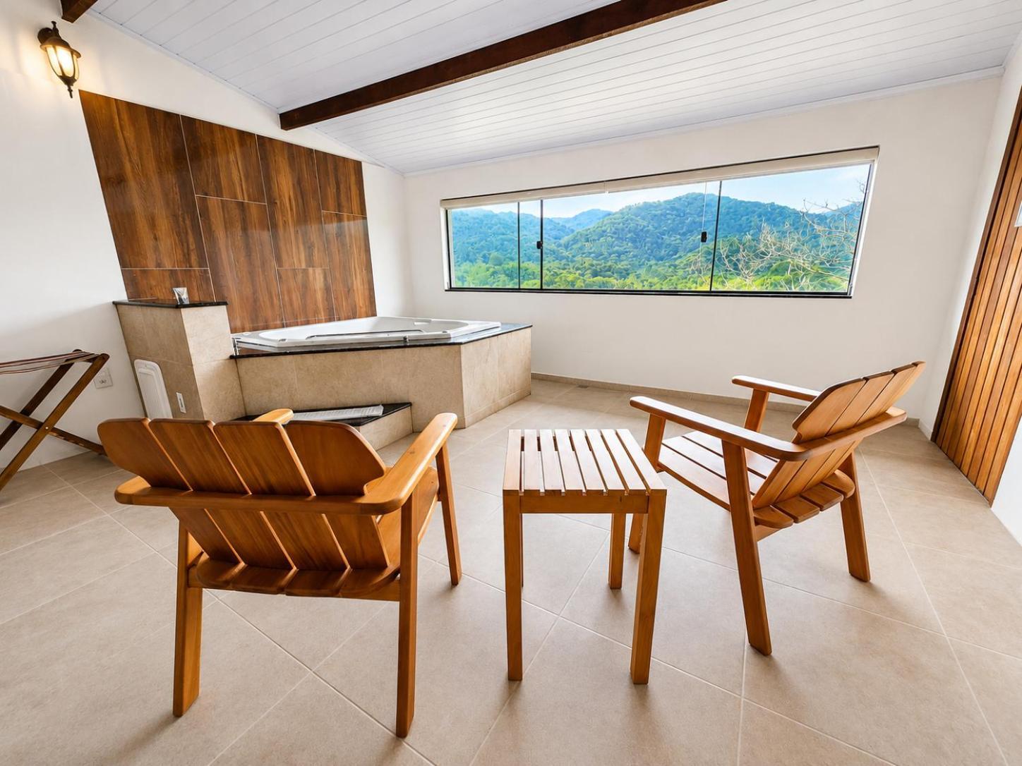 Quarto com Cama Queen-size e Banheira de Hidromassagem