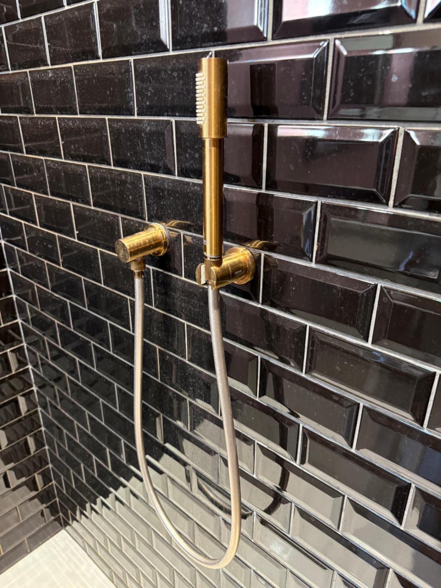 Deluxe Double Room Shower