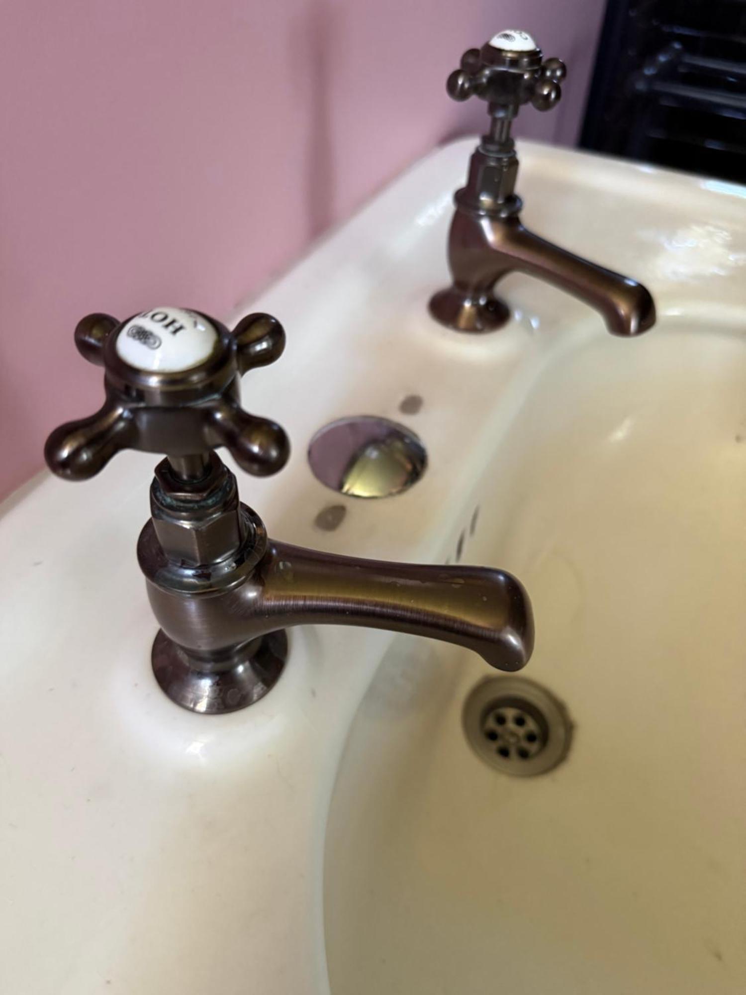 Deluxe Double Room Shower
