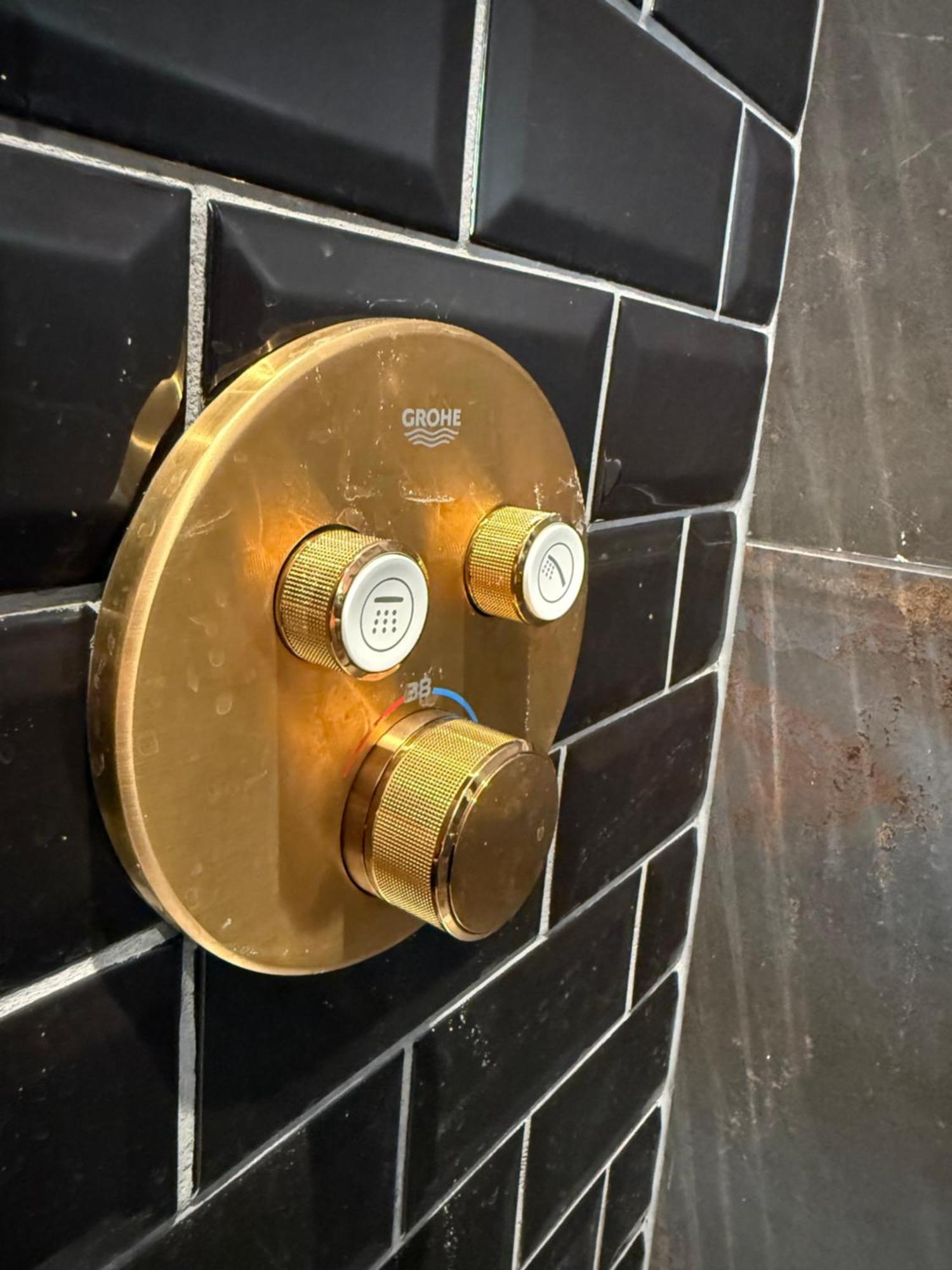 Deluxe Double Room Shower