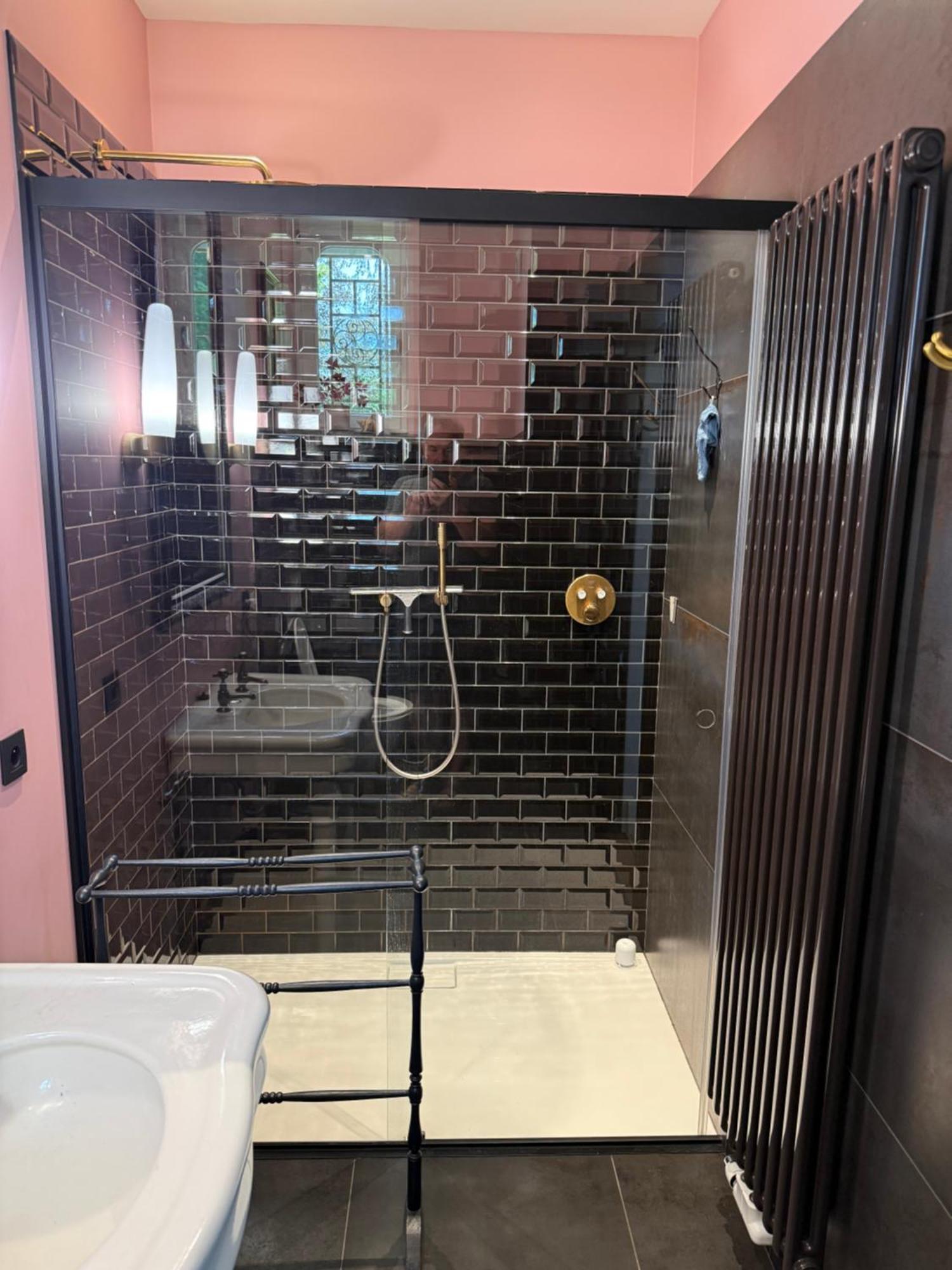Deluxe Double Room Shower