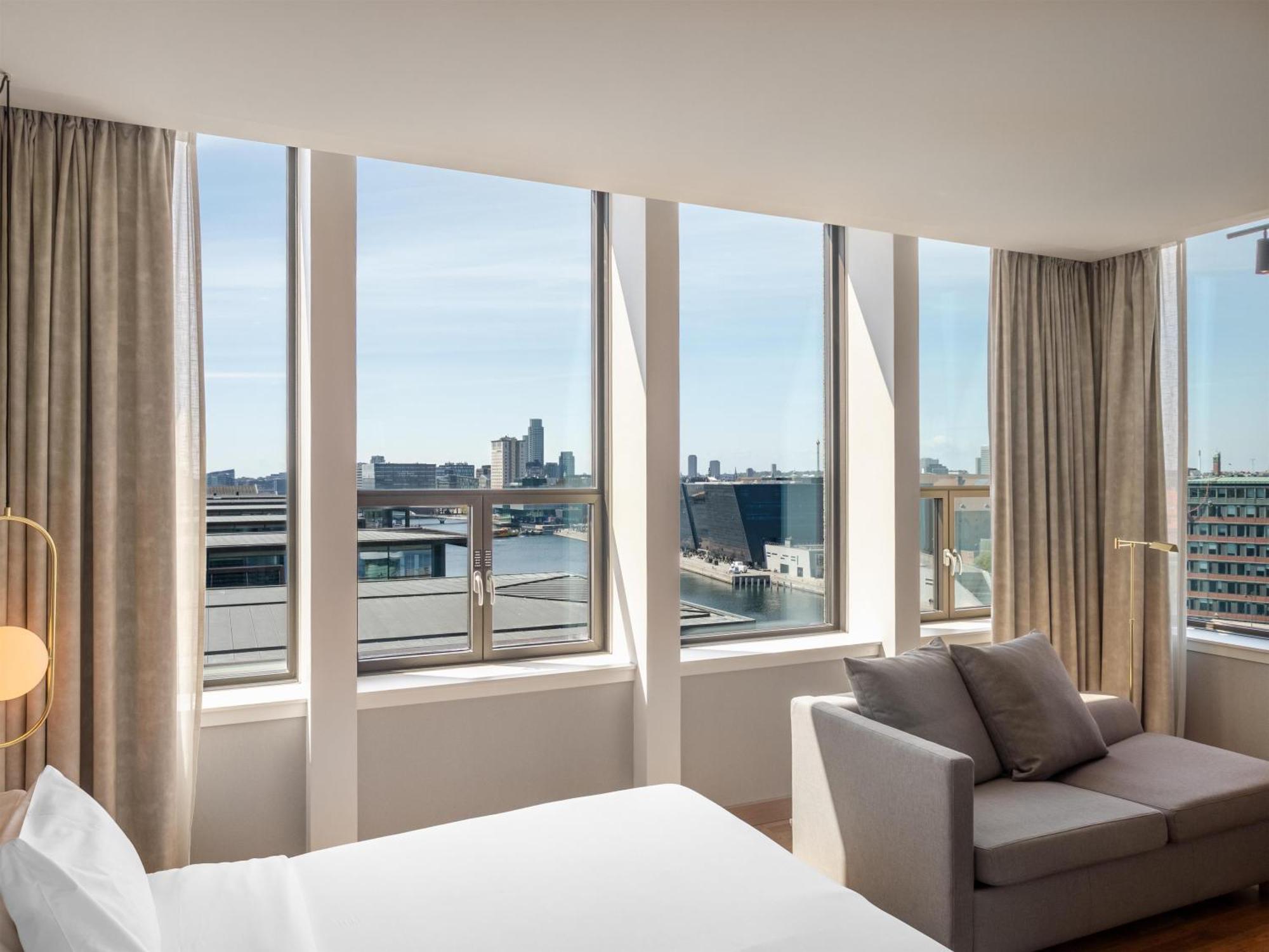 Suite Junior frente al mar con vistas y cama adicional (2 adultos + 1 niño)