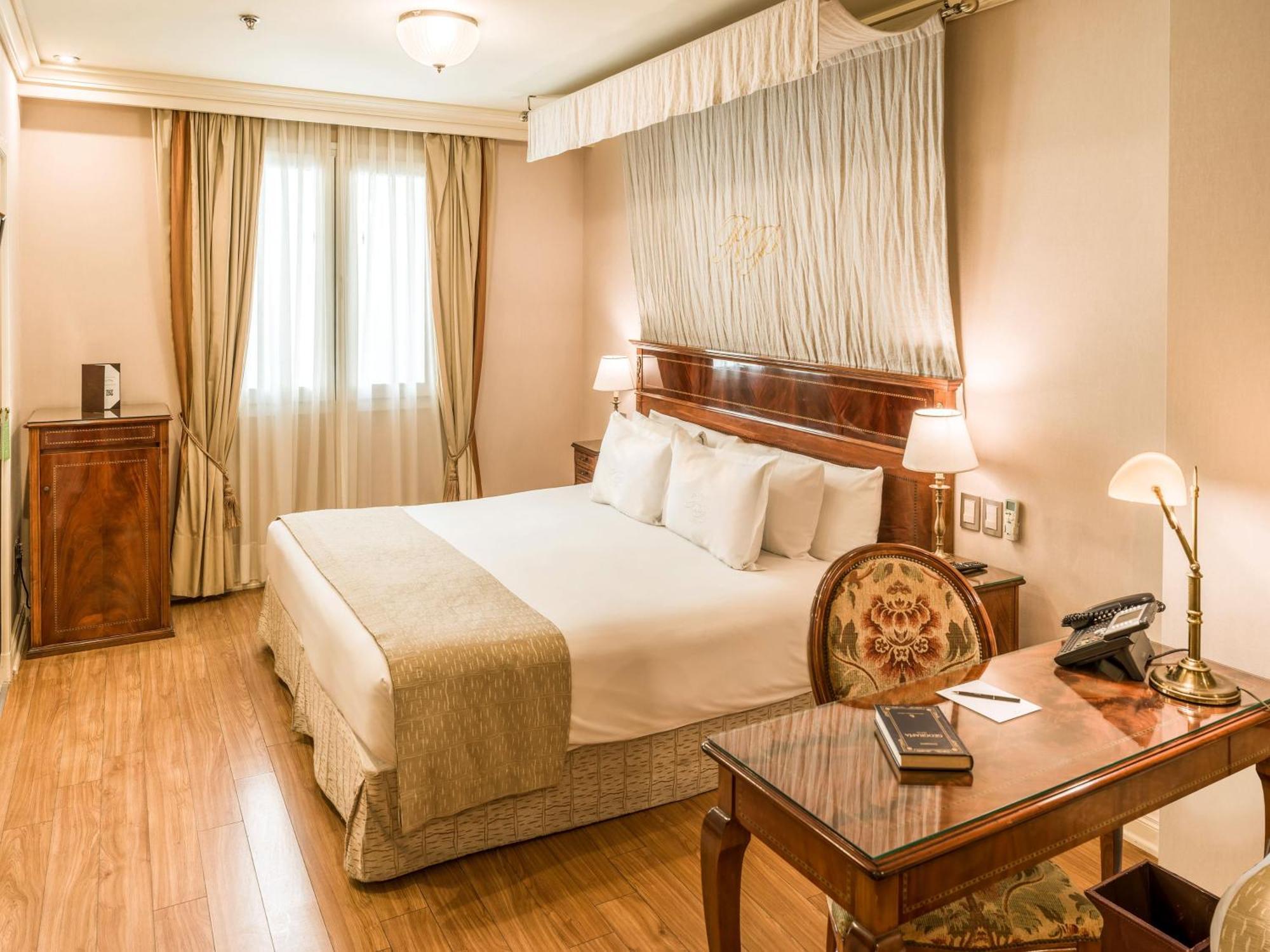 Quarto Melia com Cama King-size