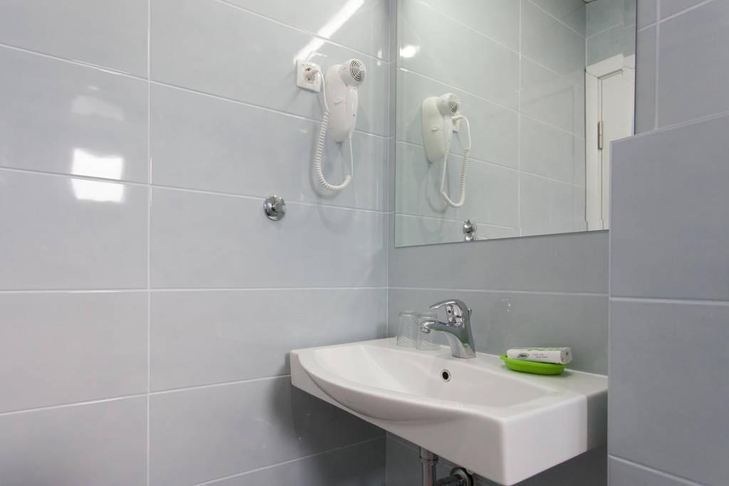Tweepersoonskamer met 2 Aparte Bedden en Uitzicht op het Meer