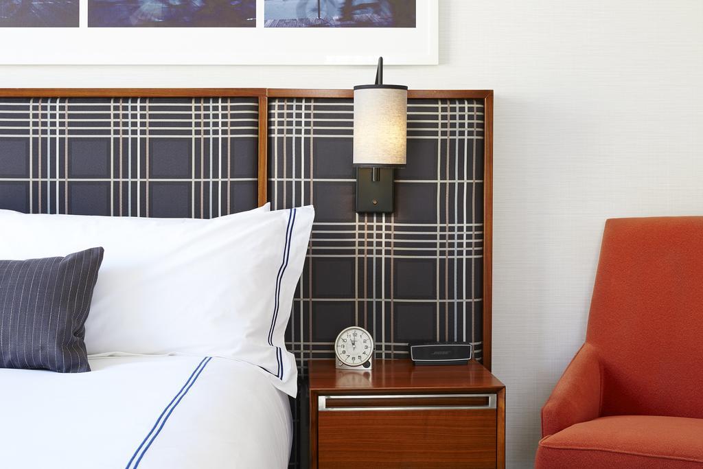 Estudio con cama extragrande y sofá cama